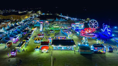 🎉 A Festa de Santa Rita é muito mais que uma comemoração — é parte viva da identidade de Santa Rita do Sapucaí 💛
📷 @prefeiturasrs
📍 Santa Rita do Sapucaí
Durante 9 dias, nossa cidade se transformou em um grande ponto de encontro!
Teve shows, parque, oficinas de comidas típicas, manifestações culturais, muita alegria e reencontros. Uma programação que mistura tradição com diversidade e faz dessa festa a maior celebração popular realizada pela Prefeitura para a comunidade santa-ritense ✨
É aqui que a fé se encontra com a cultura, e que gerações se reconhecem em cada detalhe da festa. A cada edição, Santa Rita do Sapucaí reafirma o quanto valoriza sua história, suas raízes e o sentimento de pertencimento que une quem vive aqui — e encanta quem visita 🌼
🌟 Vem viver essa energia com a gente!
Santa Rita do Sapucaí te espera de braços abertos — com fé, cultura, sabores e aquele acolhimento que só o mineiro tem.
👉 Já conhece nossa festa? Ou ficou com vontade de viver tudo isso de perto? Conta pra gente nos comentários! 👇
#SantaRitaDoSapucaí #SantaRitaDeCássia #FestaDeSantaRita #TurismoCultural #CidadeCriativa #FéECultura #Patrimônio #suldeminas
