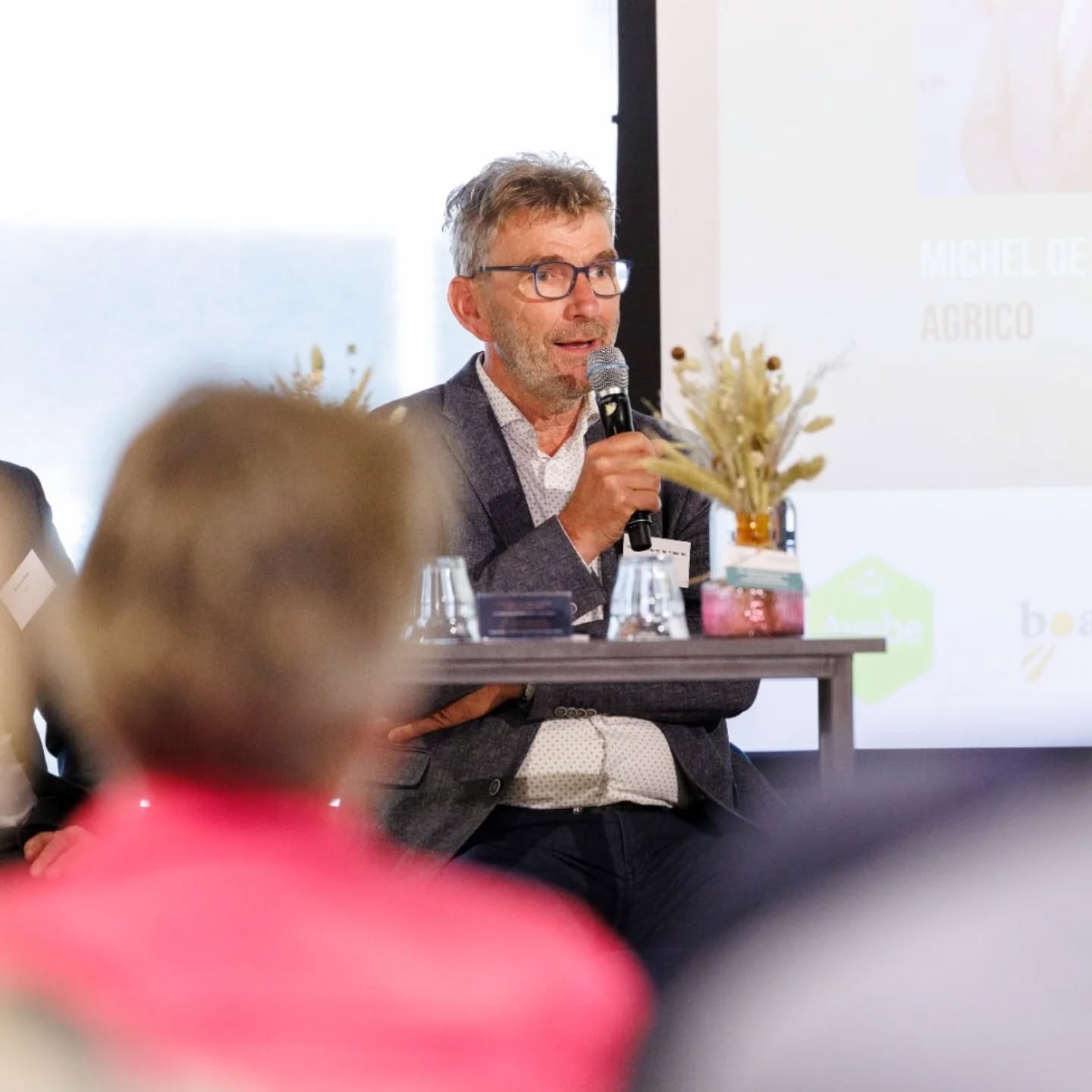 "De aardappel is geweldig"🥔✅️
30 mei internationale dag van de aardappel, uitgeroepen door de Verenigde Naties🧾
Ze doen dit om de aardappel nog meer positieve aandacht te geven. De aardappel behoord tot de 5 grootste voedselgewassen ter wereld en wordt nog steeds belangrijker📈
De oorzaak hiervan zit hem in het lage watergebruik, hoge voedingswaarde en korte groeiperiode🔝
Om deze dag te vieren werd er een mini symposium georganiseerd door BO akkerbouw in den Haag.
Gertjan mocht daar plaats nemen in het forum om mee te doen in een discussie over het belang van de aardappel voor voedselzekerheid🥔🫶
#hoekschewaardappel
#voedselzekerheid
#akkerbouw
#aardappel
#boakkerbouw