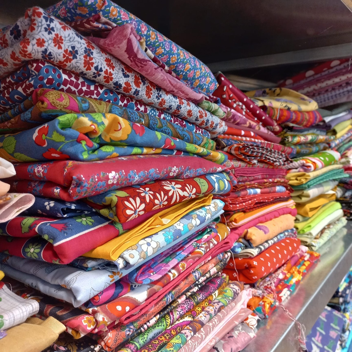 🌸 Sommer bei Fichu – mit Blumenstoffen & Vintage-Charme!
 Jetzt entdecken: Leichte, blumige Stoffe für kreative Sommerprojekte ☀️🧵
 Ob für Kleider, Taschen oder Deko – die Auswahl inspiriert!
 📍Jeden Samstag von 10–17 Uhr geöffnet
 📢 Betriebsferien vom 11. Juli bis 3. August 2025 – am besten vorher noch vorbeischauen! 🌼
🌸 L’été chez Fichu – tissus fleuris & charme vintage !
 À découvrir : des tissus légers et fleuris pour des projets estivaux ☀️🧵
 Idéal pour des robes, sacs ou déco pleine de fraîcheur !
 📍Ouvert tous les samedis de 10h à 17h
 📢 Fermeture du 11 juillet au 3 août 2025 – une belle occasion de passer avant ! 🌼
#fichu #vintagestoffe #tissusvintage #blumenstoffe #tissusfleuris #sommerstoffe #stoffladen #nähenmachtglücklich #handmadewithlove #nähenimSommer #TissusExclusifs #ExklusiveStoffe  #Stoffliebe #fichustoffe #historischestoffe #textiledesign #seide #wolle #baumwolle #kostüme #theaterarts #interiordesign #knöpfe #mercerie #button #etalon #couture #Tissusnaturels  #bielbienne