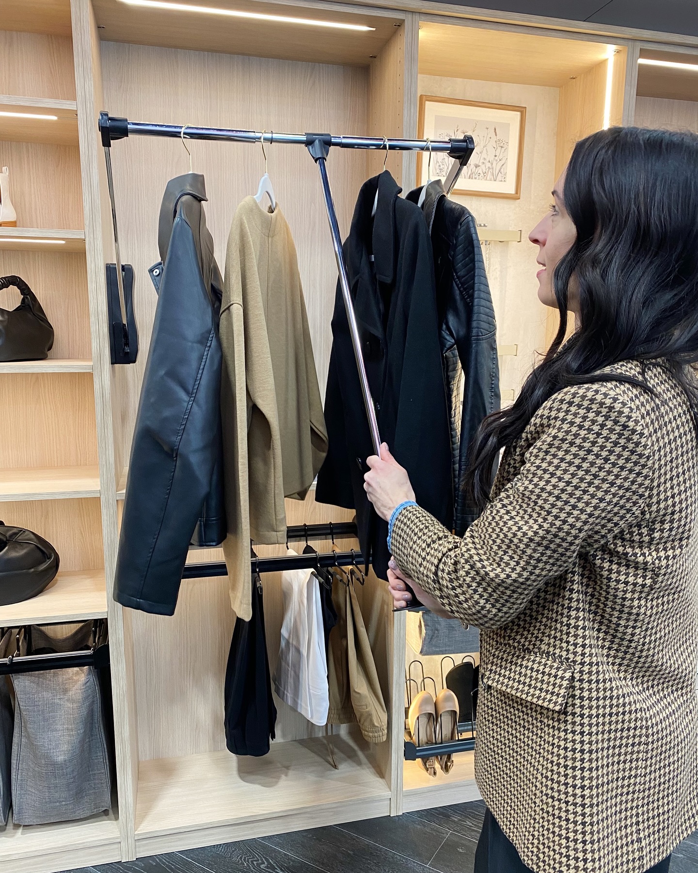 Need a lift?
The wardrobe lift brings high hanging space down to your level…literally 🤓
Perfect for maximizing vertical storage in closets with high ceilings, helping petite clients access hard to reach items, or creating a more accessible setup for those have limited mobility (automated might be better in this case)
Stylish & smart? Yes Please!
#ClosetUpgrades #WardrobeLift #CustomClosetDesign #InclusiveDesign #SmartStorage #ClosetGoals