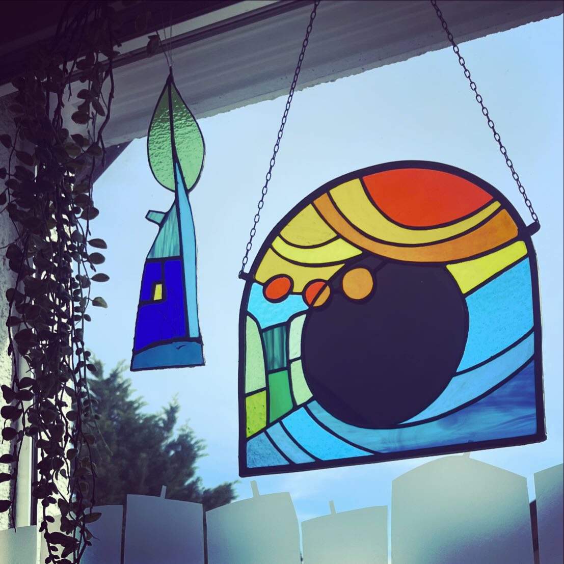 When you cut the mirror the wrong way but still refuse to admit defeat… 🪞🔪
I had to get creative and save the poor, innocent piece I brutally miscut.
So here it is—my improvised masterpiece!
It’s like the original design… but with fewer trust issues 😅
#annabies #stainedglass #newpassion #swissart