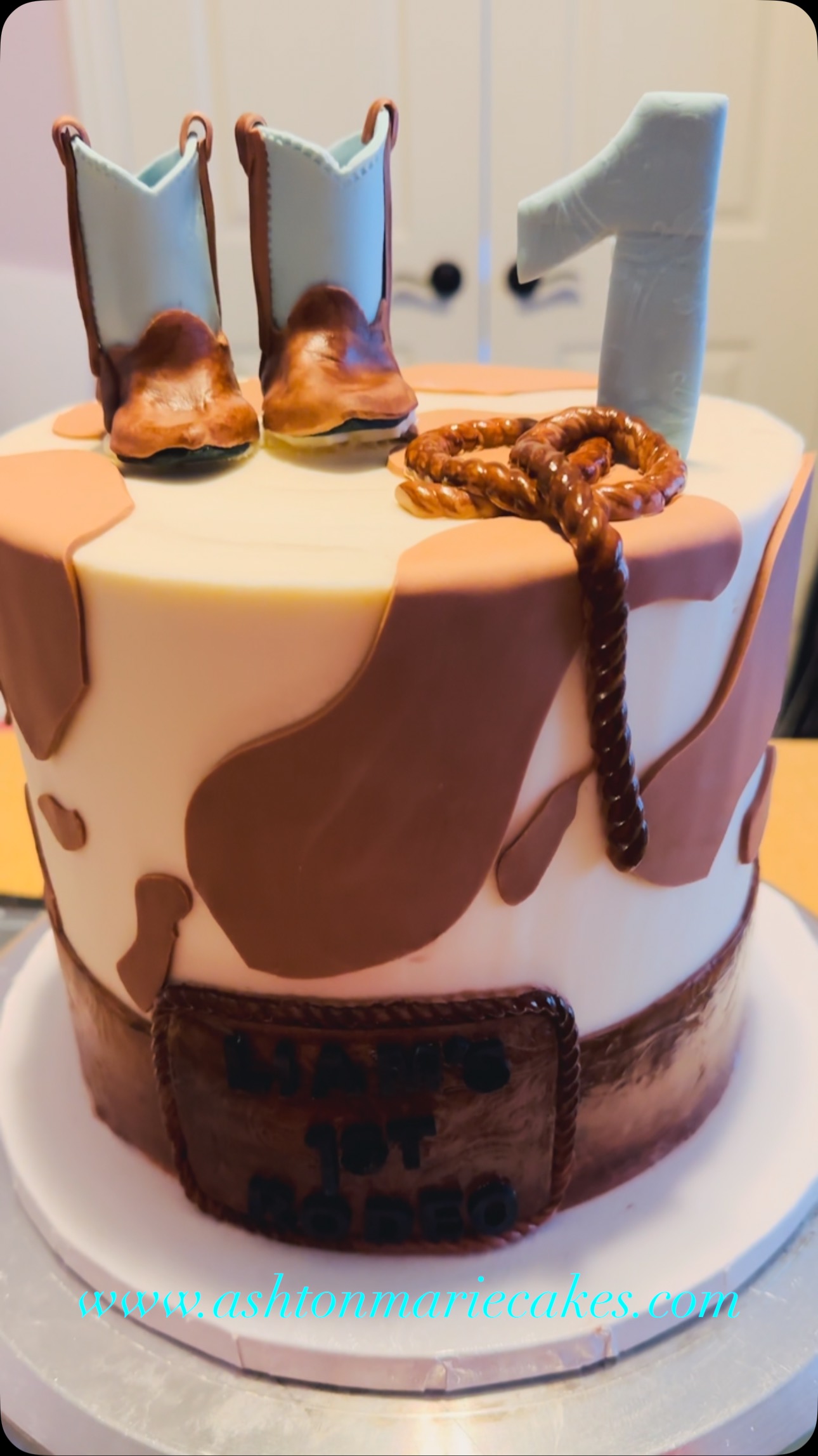 Where them Fans At? lol I love this cake for a little cowboy yeehaw!!! #ashtonmariecakesllc #cake #cakes #cakesofinstagram #cakedecorating #boots #bootsontheground #cowboy #cowboyboots #howdy #dallas #midlothian #cakestagram #cakesforkids #cowboycountry #cowboys