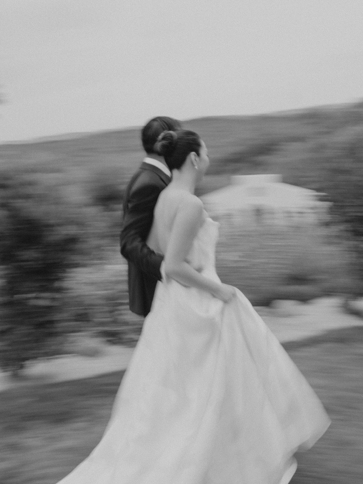 some of the sweetest moments between Azalea & Thaison 🥹
Planning & design: @lifetimecreation
Florist: @wild_and_behold_florals
Venue: @jeuneperche
Dress: @lelarosebridal @nwlabridal
Caterer: @fundamentalevents
Videographer: @tripp.films @declancadmanfilms
Dj: @judelabeast
Lighting: @elon_events
Stylist: @kellyzhangstudio
Signage: @highercreations__
Linen: @bbjlatavola
#socalweddingphotographer #newportbeachweddingphotographer #lagunabeachweddingphotographer #sandiegoweddingphotographer #ojaiweddingphotographer #santaynezweddingphotographer