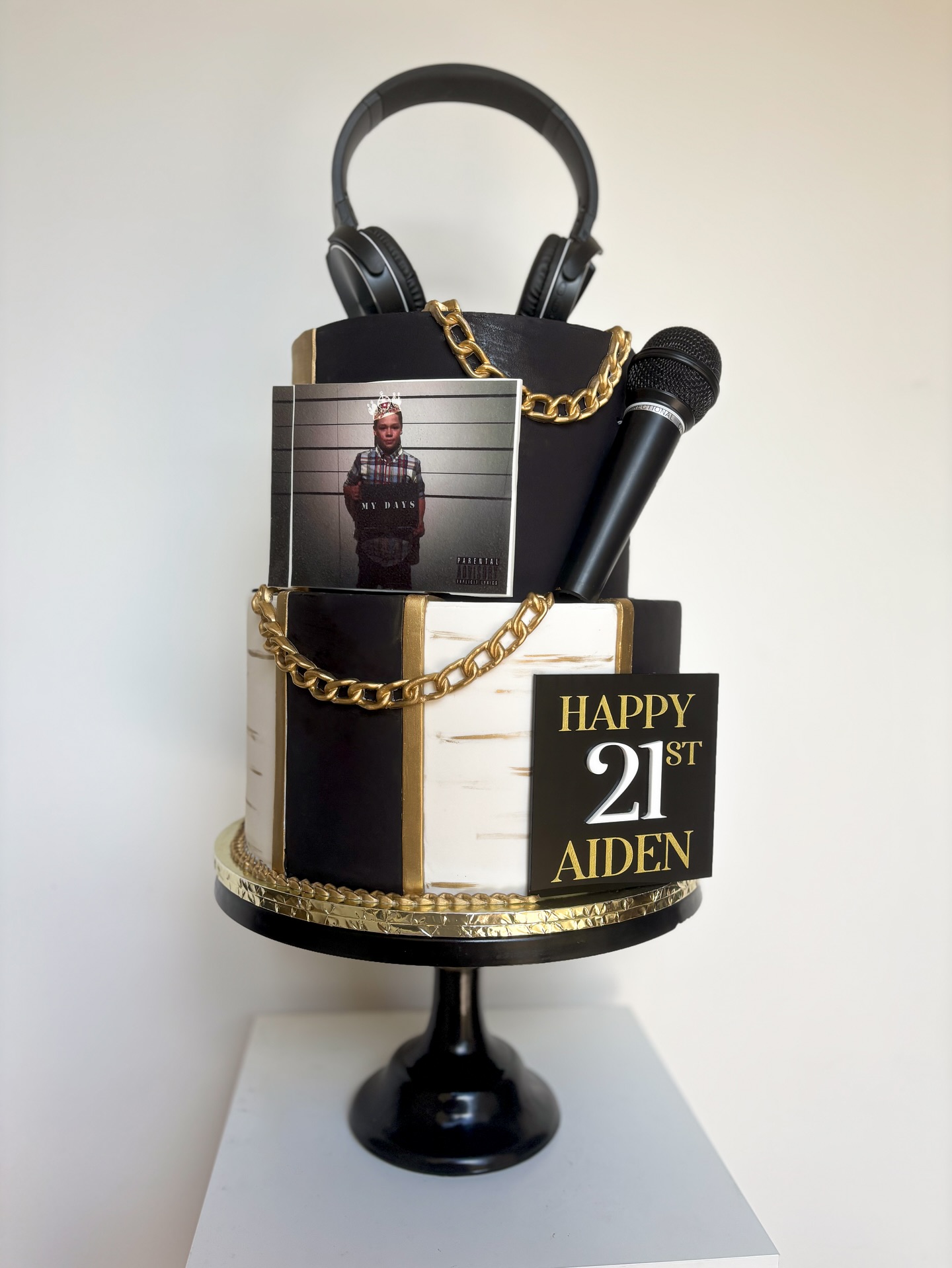 Fun Music 🎶 inspired 21st cake with an edible CD album, this was so super fun to make and it definitely came alive with the microphone and headphones!
Acrylic Sign @chaosandpetals
Gold Luster Dust & Chain Mould @goldcoastcakesupplies
#kaikaicakery #musiccake #cdalbum #blackgoldcake #goldcoastcake #goldchains #fondantdecorations