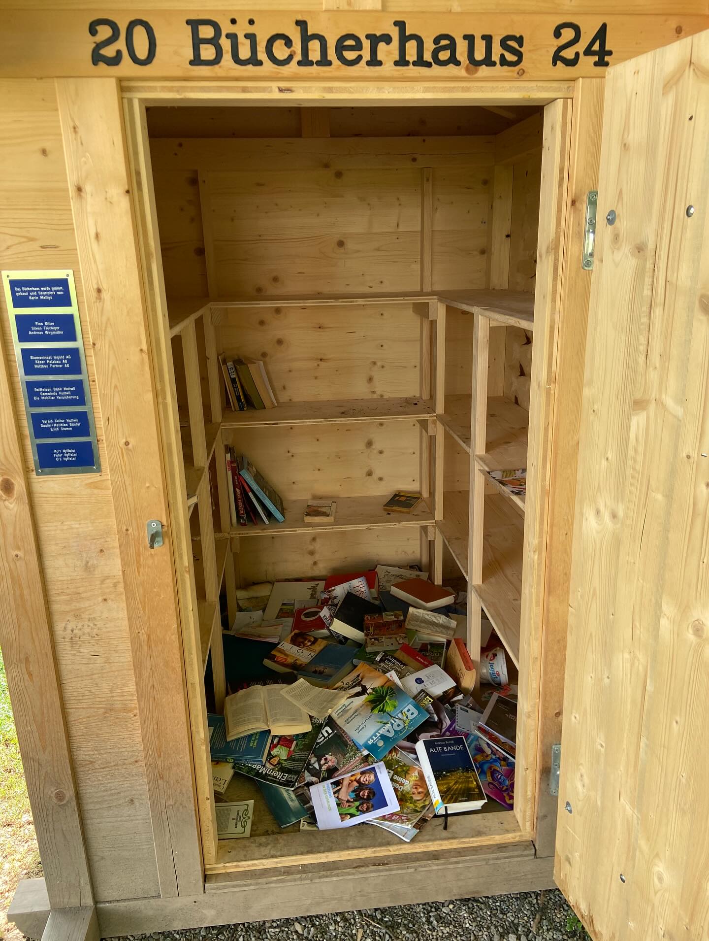 ?? Ein Tornado im Bücher Haus – und wir sind enttäuscht.
Was wir heute vorgefunden haben, macht uns traurig und sprachlos:
Alle Bücher aus den Regalen gerissen, achtlos auf den Boden geworfen – als wäre ein Tornado durch unseren Raum gefegt.
Das Bücher Haus soll ein Ort der Ruhe, der Bildung und des Miteinanders sein. Doch solche Aktionen zeigen, wie wenig manche Menschen den Wert gemeinschaftlicher Orte schätzen.
Wir sind enttäuscht. Nicht nur über die Verwüstung, sondern über das mangelnde Verantwortungsgefühl gegenüber etwas, das für alle da ist.
Trotz allem: Wir räumen auf. Wir machen weiter. Für alle, die Bücher lieben – und für eine Gemeinschaft, die auf Respekt baut.
Danke an alle, die mit uns fühlen.
Euer Bücher Haus-Team
#bücherhaus #enttäuschung #buchliebe #gemeinschaft #respekt #aufräumen
