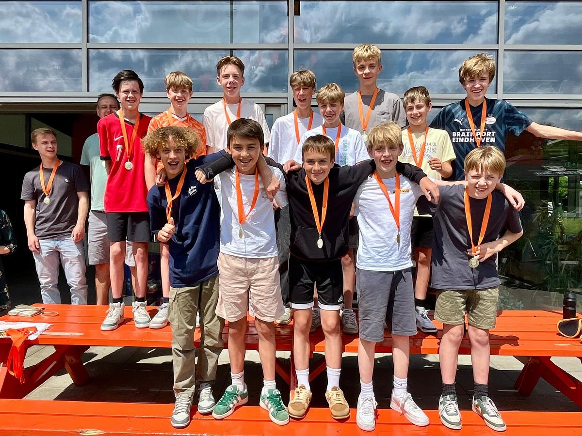 DUBBEL FEEST OP DE CLUB ?
JO14-1 kroont zich tot kampioen en Dames 1 promoveert naar de eerste klasse!
Beide teams gefeliciteerd