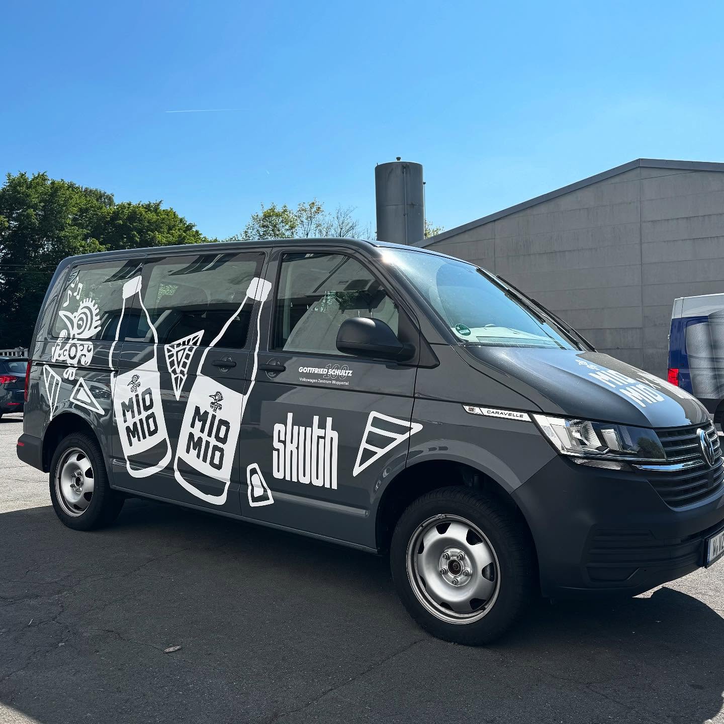 Frisch foliert, bereit für den Festival Sommer mit @skuuuth ☀️Der @miomio_official Sommertour-Bus erstrahlt jetzt im brandneuen Look – auffällig und 100 % wiedererkennbar!
Mit viel Liebe zum Detail wurde die komplette Fahrzeugfolierung von uns umgesetzt – für maximale Sichtbarkeit und ein echtes Statement on the road. 💥
#largeformatprinting #werbetechnik #homeofcali_wuppertal #volkswagenzentrumwuppertal #wuppertal #festival #sommer