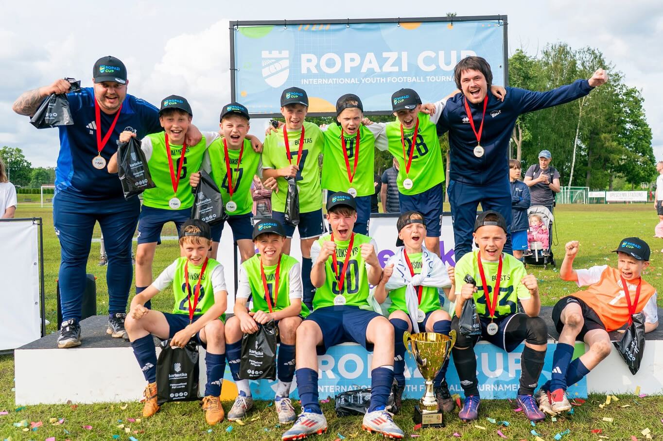🏆 ROPAZI CUP 2025 godalgoto vietu ieguvēji U10-U12 vecuma grupās! 🏆
U12 (2013.dz.g.)
🥇FK Ataka (LT)
🥈SK Supernova
🥉RĪGAS FUTBOLA KLUBS
U11 (2014.dz.g.)
🥇Mārupes NSS
🥈Rīgas Futbola skola
🥉SK Supernova
U10 (2015.dz.g.)
🥇Mārupes NSS
🥈FUTBOLA KLUBS VALOR
🥉FK Ataka (LT)
Paldies visiem par šiem lieliskajiem futbola svētkiem Upesciemā! 🤩
🤝 Paldies turnīra atbalstītājiem: Ropažu novada pašvaldība, Kartestika, YES WE CAN, PriceKiller, SIA Salas Zivis