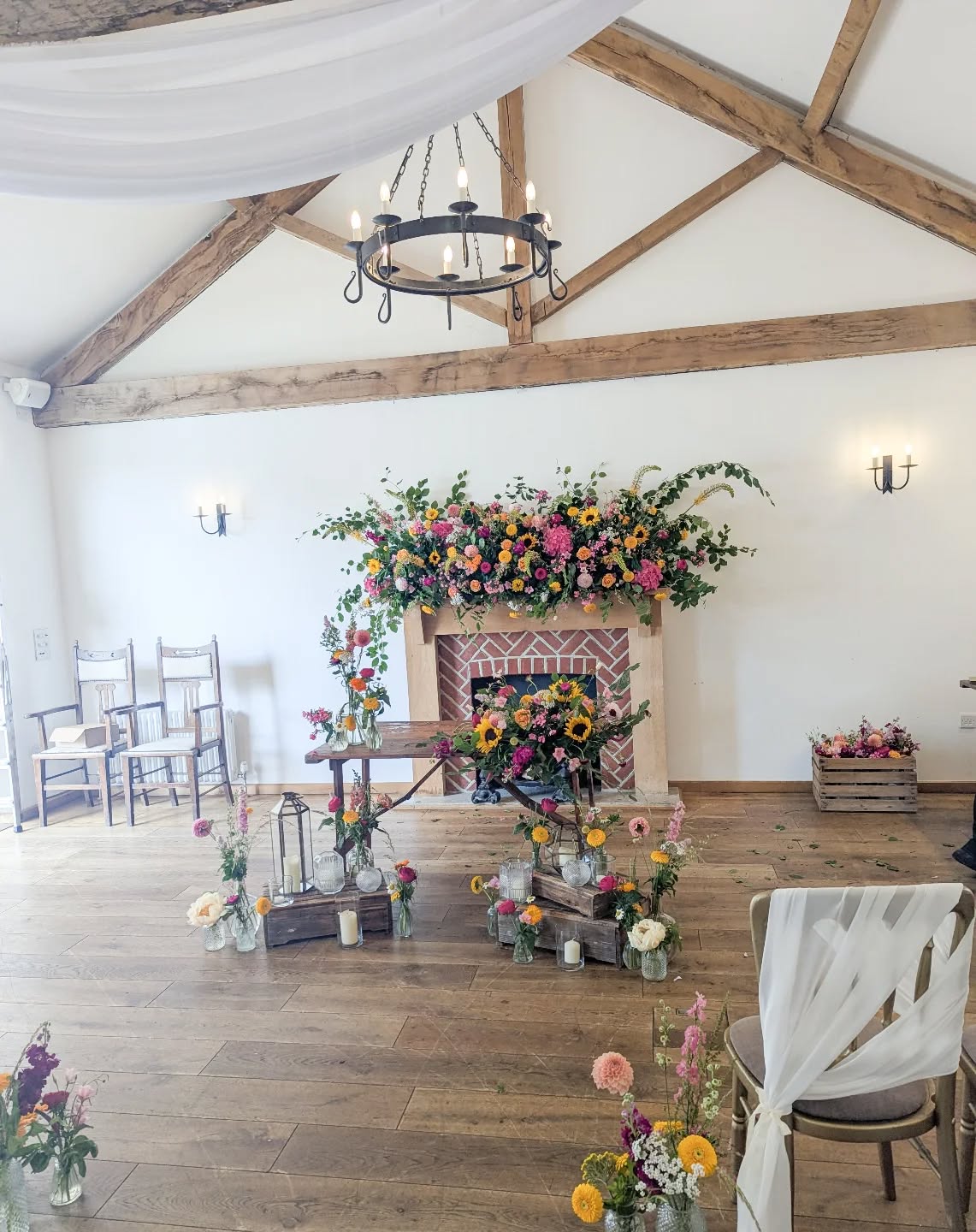 I loved working with Jade @ivy__and__wild on this beautiful wedding at @burleymanorbarnweddings recently. Such gorgeous bright florals!
We are together again on Sunday for Burley Manor Barns showcase! I can't wait to share what we will be creating together.
#newforestwedding #brightcolourpalette #ceremonystyling #barnweddingvenue #burleymanorweddings