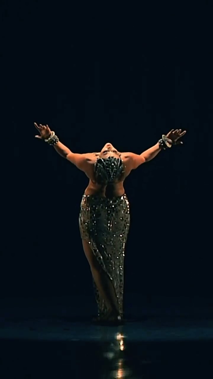 The mirror is a fragment of darkness that has learned to shine. Its radiance does not conquer the darkness, but dances with it.
Darkness is not an absence, but a promise of light. Its cover does not press, but embraces, so that one day the mirror of the soul can be revealed to the world.
Costume by me 🖤
Crown 👑 by one and only @silenacrowns
Event by @shamansfest by @cibellesouza
Music by @sevdaliza
#ilovemyjob♥️
#меоспляшет #трайбл #иличтототипатого #трайблфьюжн #bellydance #bellydancevideo #tribalfusion #fusionbellydance #bellydance #tribal #tribalbellydance #dance #dancevideo