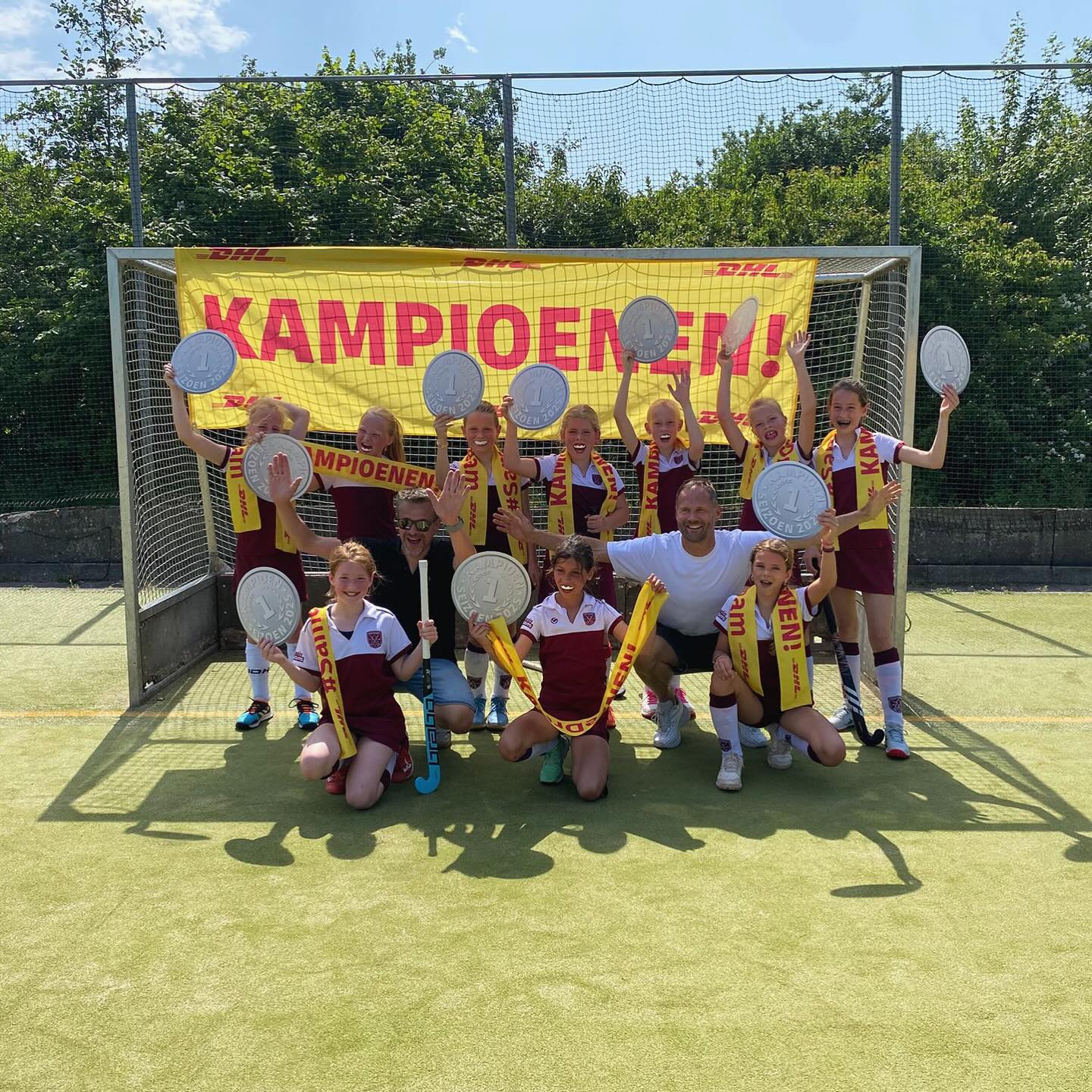 Ook de meiden O10 zijn kampioen! Ze wonnen, op 1 na, al hun wedstrijden. Vandaag werd er met 7-2 gewonnen en dus kon de kinderchampagne ontkurkt worden ?