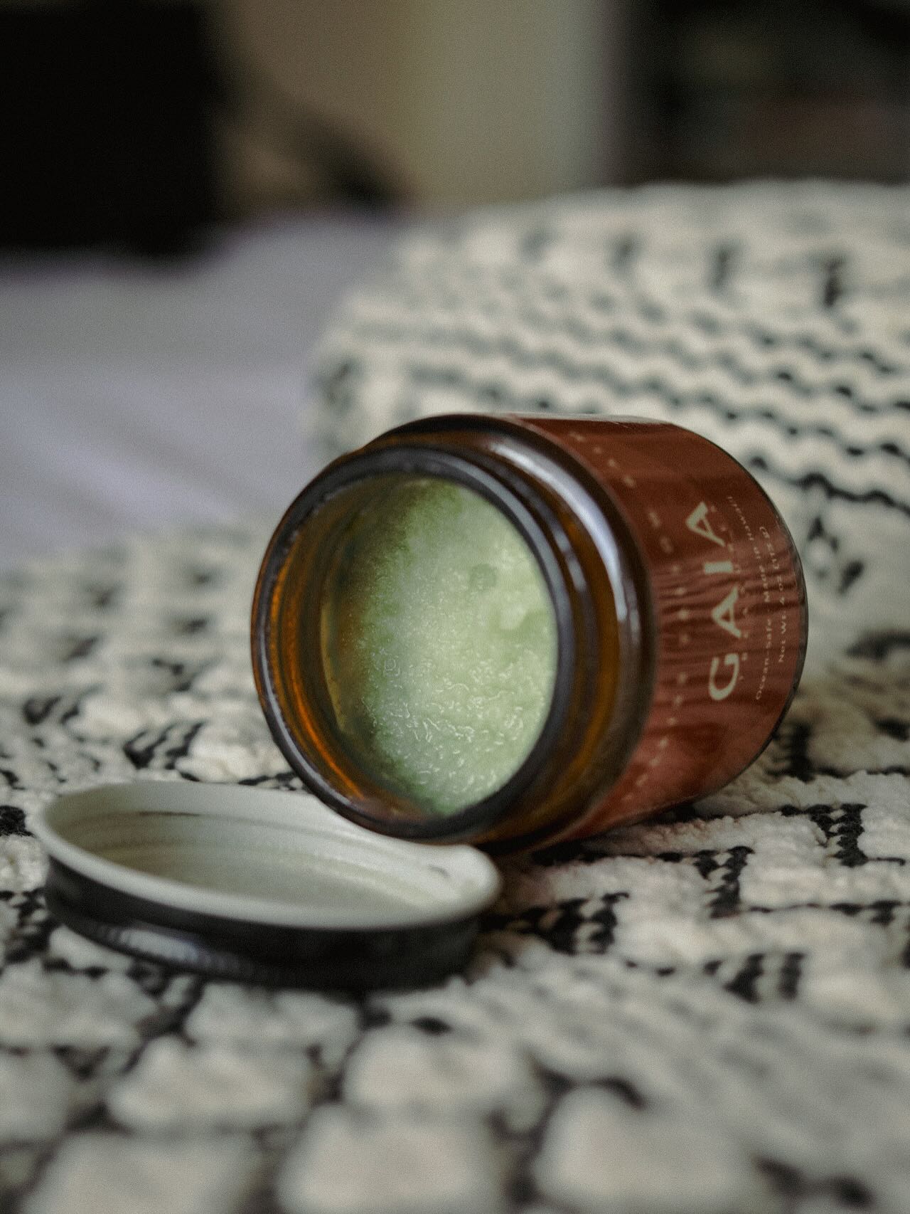 This is how it looks on your skin…
Now all that’s left is to feel its scent 🥹
Wondering how?
Head to our highlights for a simple guide to choosing your first treasure! 🌞