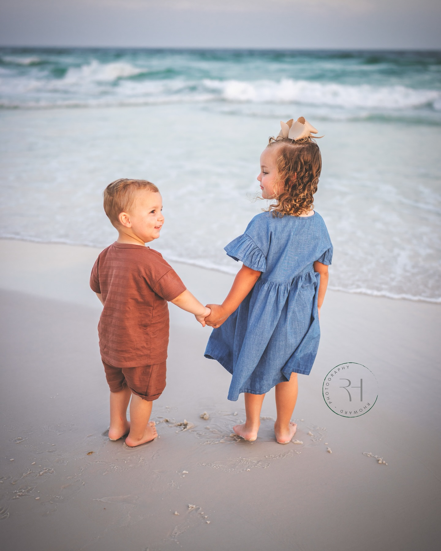 Snagged some adorable moments with this big, beautiful family! 🌟 From giggles to goofy poses, (and maybe a slight melt-down, lol) every click is a memory in the making. Can’t wait to show off the rest of the love and laughter we captured together! 💖📸
#ThroughTheLens #memories #photography #familyportraits #RHphoto2019 #Destinbeach #Destinfl #destinphotographer #destinfamilyphotographer #fortwaltonphotographer #Sandestinphotographer #Nicevillephotographer #familyphotographer #30Aphotographer #seasidephotographer #Navarrebeach #Navarrephotographer #santarosabeachphotographer #childphotographer #seniorphotography #maternityphotographer #engagementphotographer #familyphotos #familyphotoshoot #photoglife #photographerslife #storytelling #sony