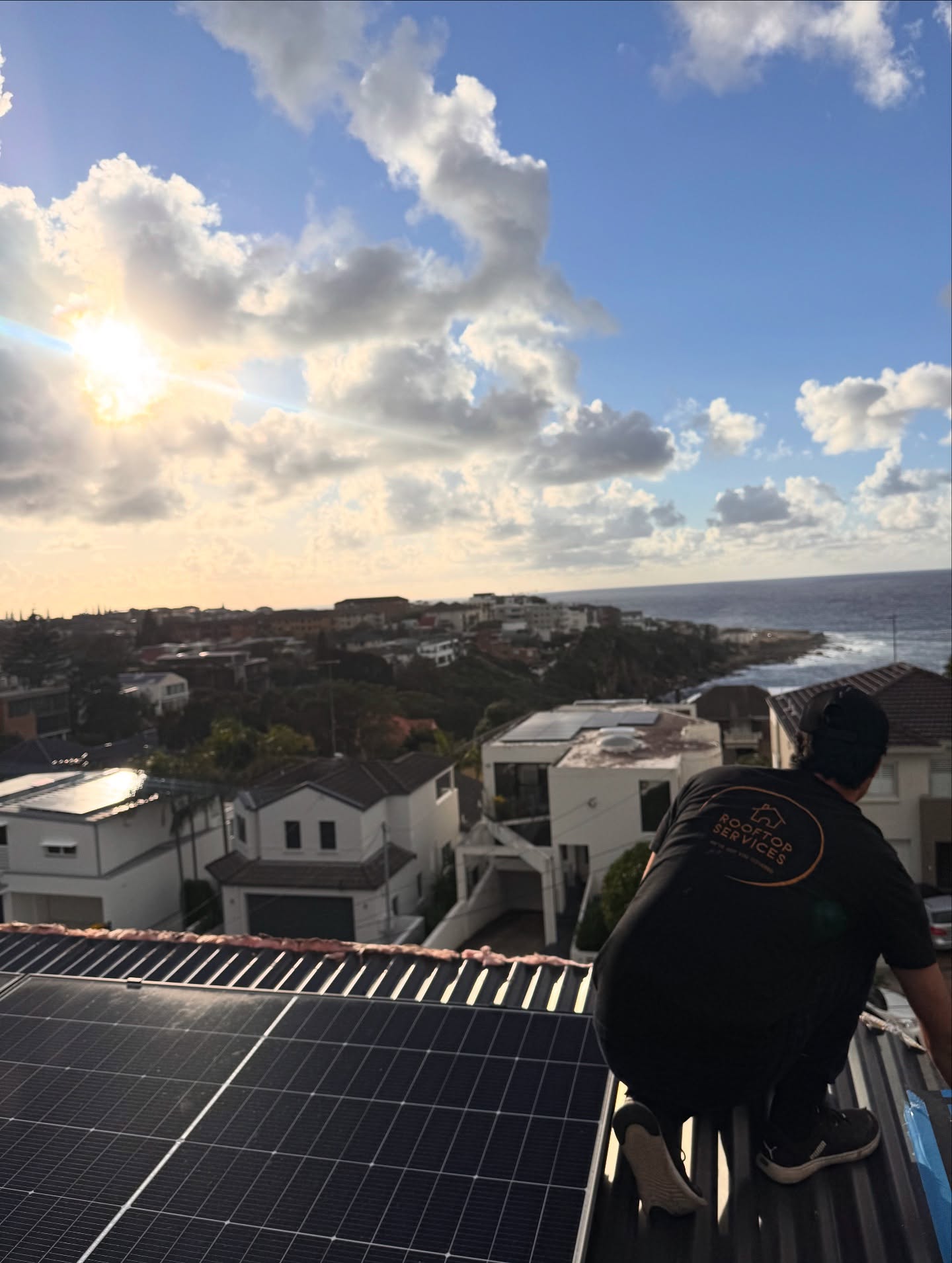 Curves, coastlines & craftsmanship👌🏽
Roofing complete on this stunning Coogee home featuring curved Colorbond detailing and precision-finished metalwork. Built tough for the coast, styled for modern living.
#RooftopServices #CurvedColorbond #ArchitecturalRoofing #MetalRoofing #CoogeeBuild #SydneyRoofers #RoofWithAView
