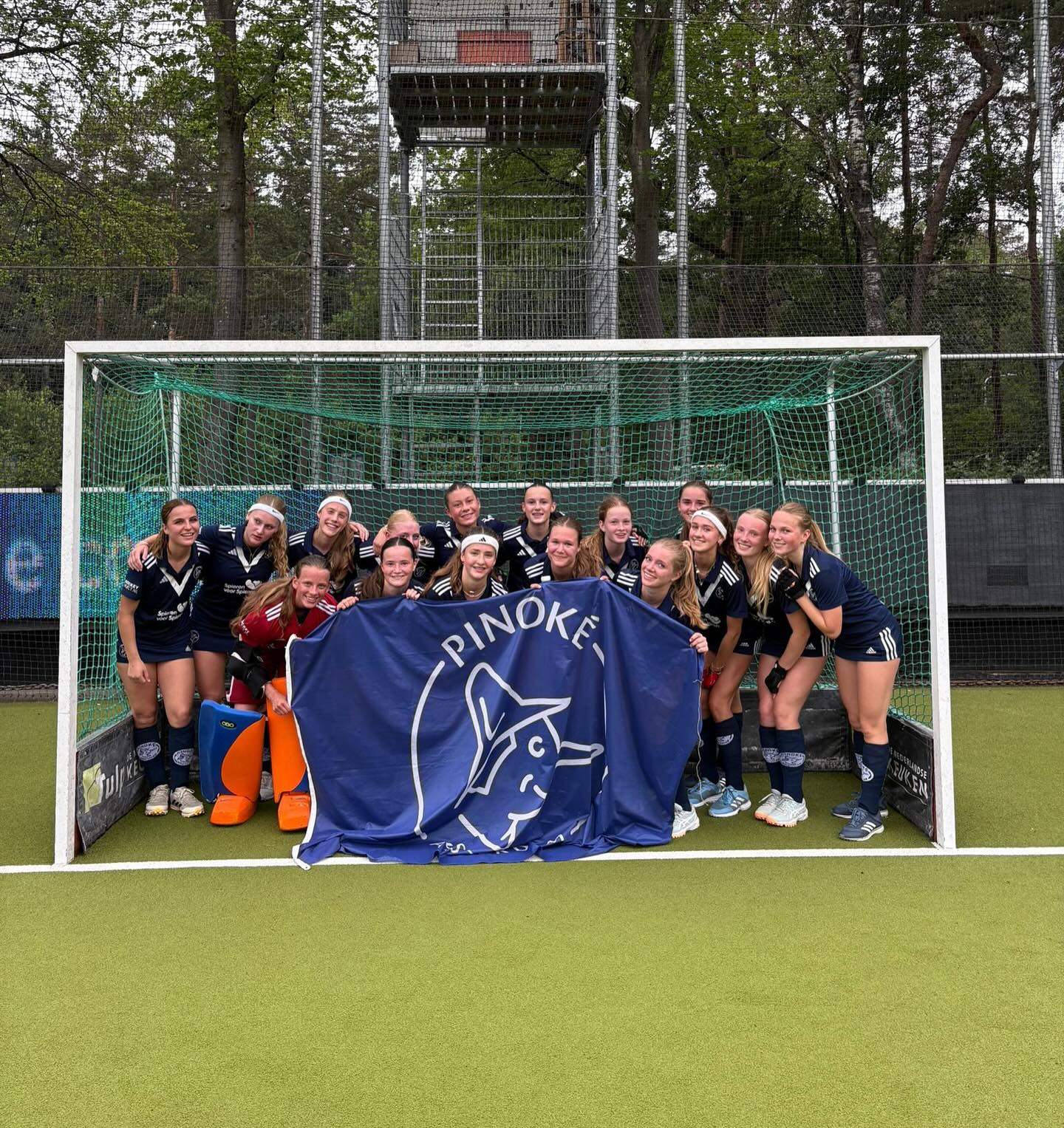 MO16-1 NAAR DE HALVE FINALE VAN HET NK! ?
Doordat de meiden vorige week zaterdag 1-2 wisten te winnen van Tilburg!
Spelen zij aankomende zaterdag de halve finale uit tegen Klein Zwitserland om 12:30. Be there! Reis je mee naar Den Haag let dan op dat de ring dicht is en eventuele drukte door de NAVO-top in Den Haag! Wij zien jullie daar ?
Wij zijn in elk geval al super trots op jullie. Jullie kunnen het!
#dejeugdheeftdetoekomst #nk #knhb #pinoke