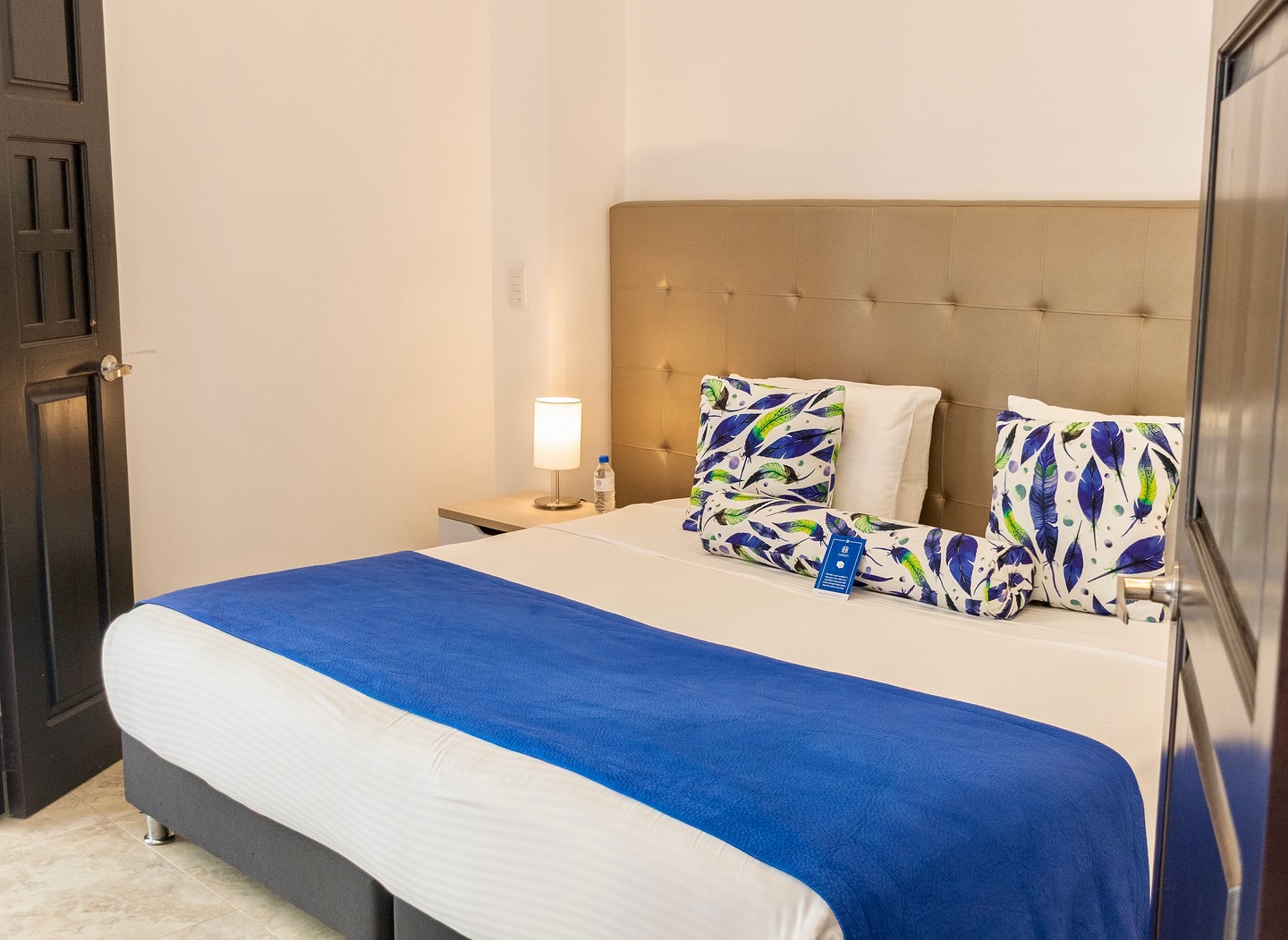 ?️✨ Habitaciones Casa Rosario: Confort moderno y detalles de lujo ✨?️
Descubre habitaciones pensadas para tu descanso, con acabados de diseño y una atmósfera elegante. ?
Casa Rosario ofrece opciones para todos los gustos:
✔️ Superior Sencilla para estadías íntimas y cómodas.
✔️ Junior Suites con espacios amplios y encantadores.
✔️ Suites llenas de estilo y exclusividad para los más exigentes.
? Cada espacio ha sido diseñado con lujo de detalles, ideal para recargar energía y despertar en medio de un entorno natural inigualable.
? Reserva ahora y vive #SavorEjeCafetero ?
➡️ www.laherenciahotel.com
? Reservas: +57 3009147385 | +57 (605) 6930592
? WhatsApp: +57 3103709860
? Correo: reservas@laherenciahotel.com