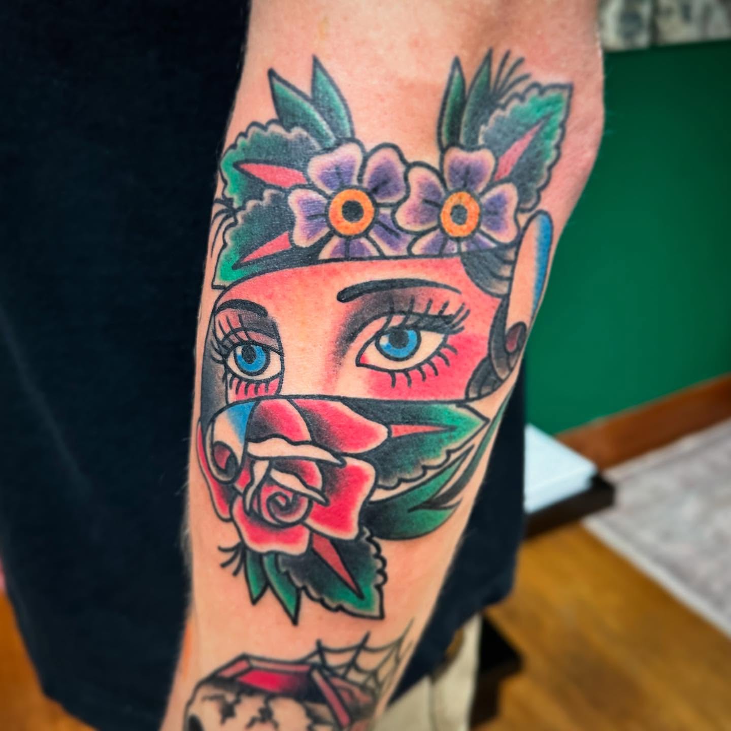 Beautiful trad piece from Drew!
#cantontattoos #ohiotattooers #ohiotattooshops #tattooing #traditionaltattoo #tattooartist #tradtattoos #theinkeeperstattooparlor #inkeeperstattoo #inkeepers @theinkeeperstattooparlor @drewbeavers