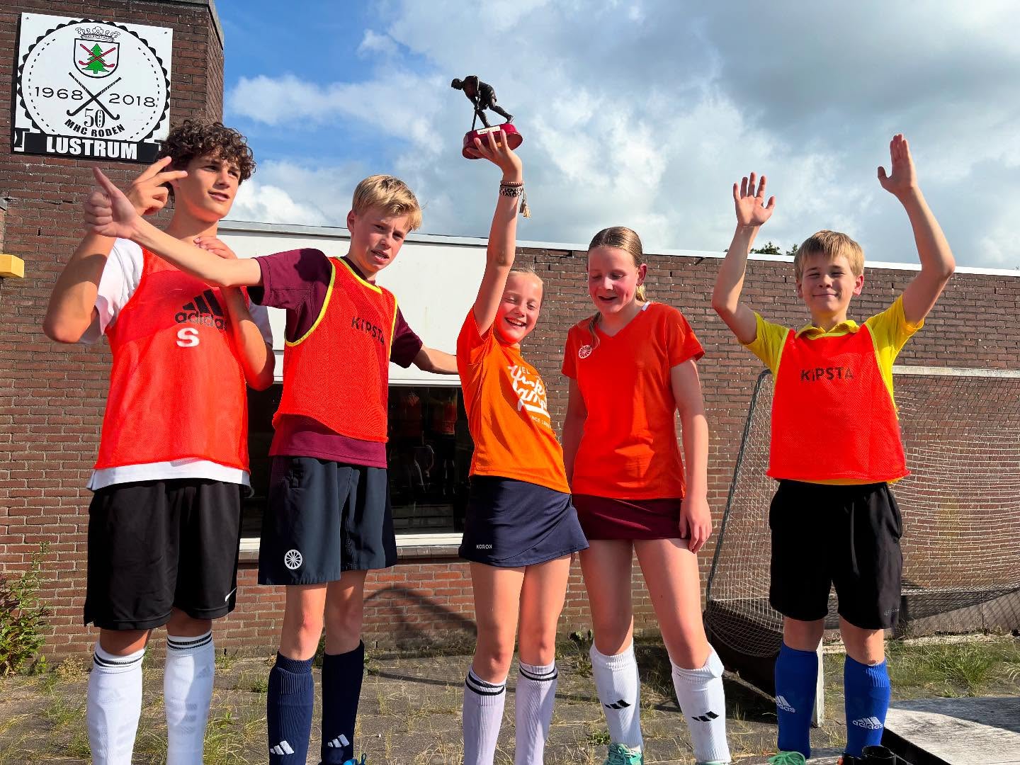 De winnaars van de RodenGodenCup 2025; team oranje?
Vandaag nog het hockeykamp en morgen de familie en vrienden dag en dan zit seizoen 24/25 er echt op!