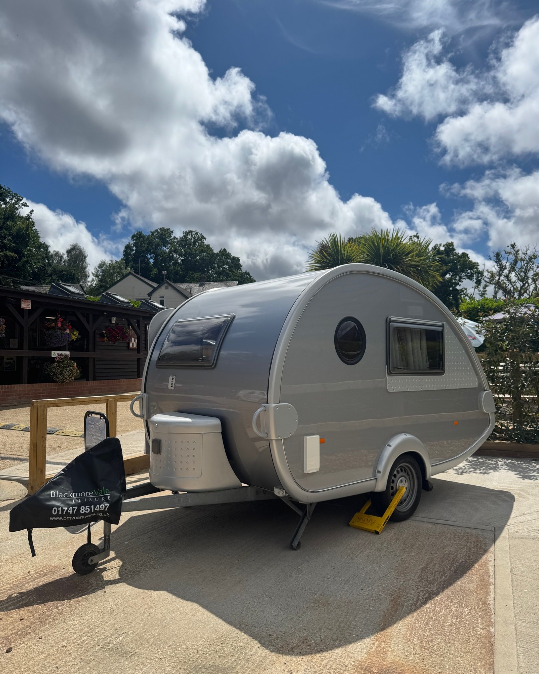 🚐 Don’t forget to check out our Sales Pitch Stand this week!
We’ve got a real head-turner on display – the 2015 TAB 320 from Blackmore Vale Leisure!
✨ Lightweight & compact teardrop caravan
🛏️ Sleeps 2 – perfect for couples or solo adventurers
🍳 Clever kitchenette, comfy dinette & smart storage
💷 All this for just £9,995!
Swing by and see why the TAB 320 is the ultimate micro-tourer!
👉https://bit.ly/3Ghb0av
#VanLife #TAB320 #CaravanLife #MicroTourer #BlackmoreValeLeisure #CampingStyle #AdventureReady #SalesPitchStand #RedShootCampingPark