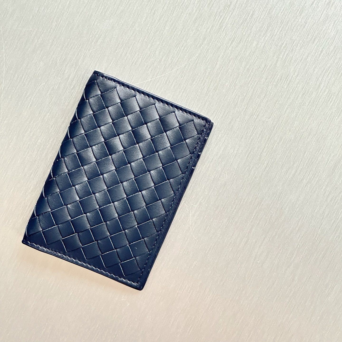 Subtle, sleek, and sophisticated. đ Bottega Venetaâs iconic Intrecciato wallet in deep blue is the perfect blend of craftsmanship and minimalism.
For more information, please refer to the website link provided in the bio.
Listing no: 200919
Opuluxe.sg is not affiliated to the brands featured. We are an independent consignment platform of authenticated luxury products. All trademarks and copyrights remain sole property of the brands.