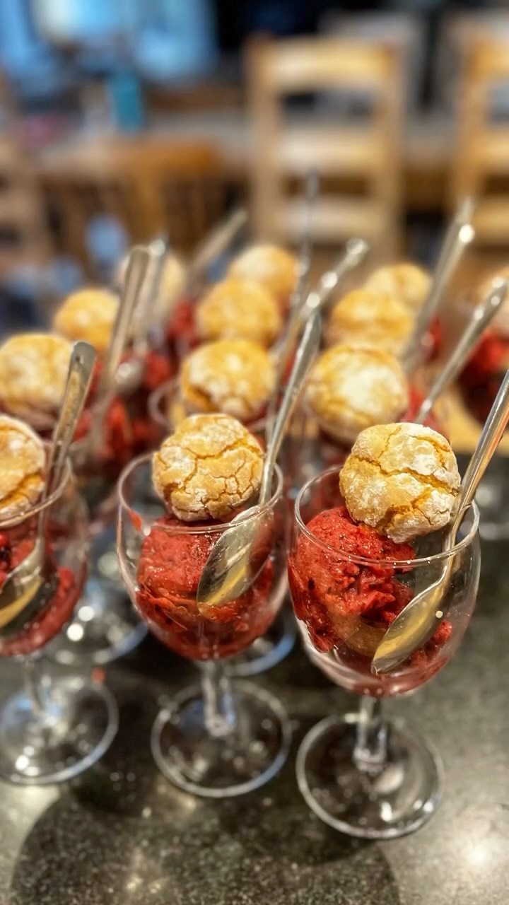 A lovely weekend spent with the amazing @eatsleepyogauk and guests in the beautiful Cotswolds.
There was plenty of sunshine, yoga, workshops, chill time and even a surprise birthday garden party 💕 Plus lots of my favourite summer recipes to feed everyone with gorgeous summer produce 🌸
Tired & happy little retreat chef ☺️
#retreatchef #cheflife #yogaretreat #travellingchef #retreatfood #wellbeing #teamwork #retreatfriends