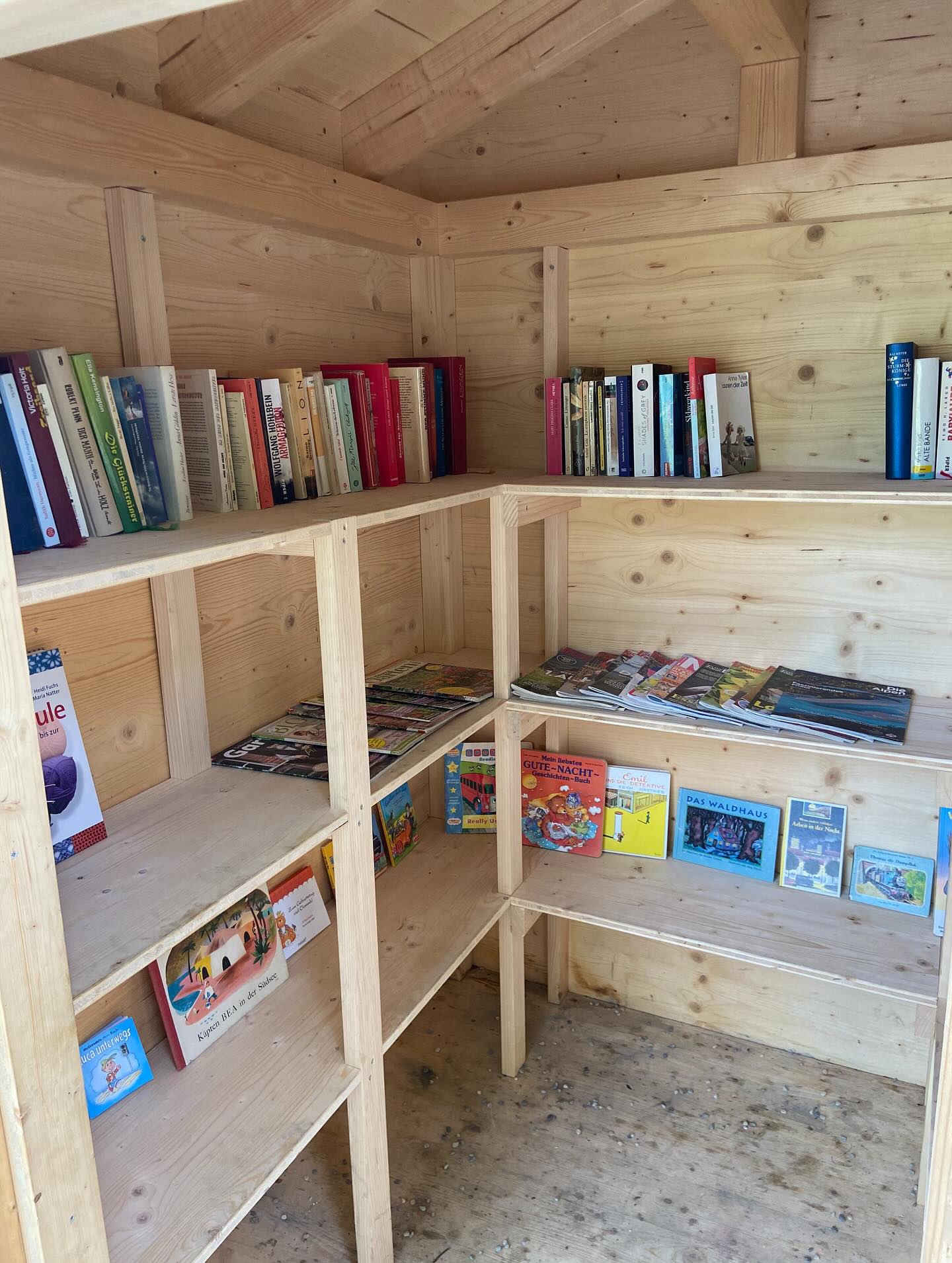?✨ Heute im Bücher Haus!!! So schön aufgeräumt! So viele neue Bücher und Hefte stehen jetzt zur Verfügung.
Das freut uns als Bücherhaus-Verantwortliche sehr. Ein riesiges Dankeschön an alle, die etwas beigesteuert haben und die sich an die Regeln halten. ?
#bücherhaus #danke #buchliebe #gemeinsamstark #vereinkulturhuttwil #huttwil