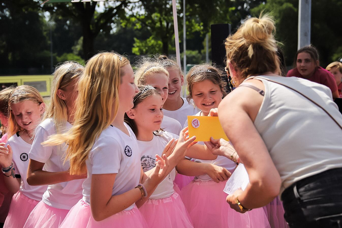 Bedankt Kings and Queens & Jump XL! ?
Ontzettend bedankt @kingsqueensveenendaal en @jumpxledebyboaz voor het sponsoren van de teamprijzen afgelopen weekend.
Jullie steun betekende niet alleen een fantastische beloning voor onze teams, maar draagt ook écht bij aan het versterken van de onderlinge band en teamgeest.
Dank jullie wel! ??
#Teamwork #Dankbaarheid #Sponsoring #KingsAndQueens #JumpXL