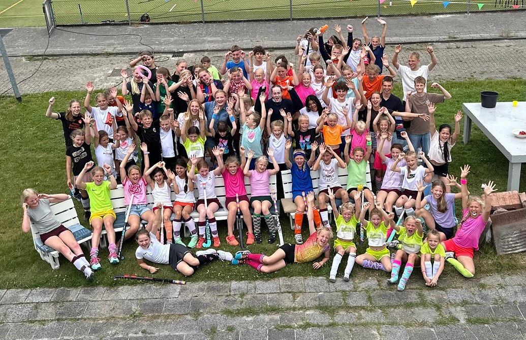 Kleine shoot out naar alle sponsoren van afgelopen weekend!
Met een hele leuke twee uur durende clinic mede mogelijk gemaakt door @twinseasons (foto 1)
Heerlijk pannenkoeken eten mede mogelijk gemaakt door @poiesz_supermarkten (Foto 2)
Heerlijke mocktails tijdens de Neon disco gesponsord door @ahroden (foto 3)
En natuurlijk nog het Rad van Avontuur waar veel ondernemers iets leuks beschikbaar hadden gesteld! Bedankt!
@norgerberg @cruwijn.bjwijnkopers @cnossenleekstermeer @bloemenpretpeize @hema_leek @bouwselect @devriesxltuinmeubelen @joy.roden @card.enzo @boekhandeldaannijman @etos.roden @golfclubholthuizen @bouwbedrijf_r_van_der_sluis