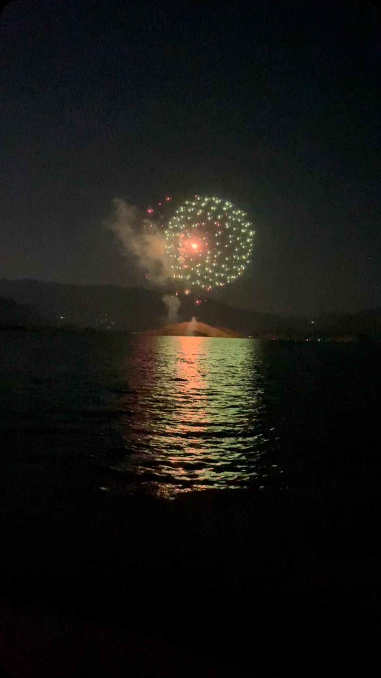 ⚠️Get here this weekend‼️ We have room on all of our trips & there’s a #4thofjuly #FireWorks show Saturday. Book online or call us 24/7. We can also help you find a place to stay or do a 2-day rafting trip with us?. #WishYouWereHere #rafting #KernRiver