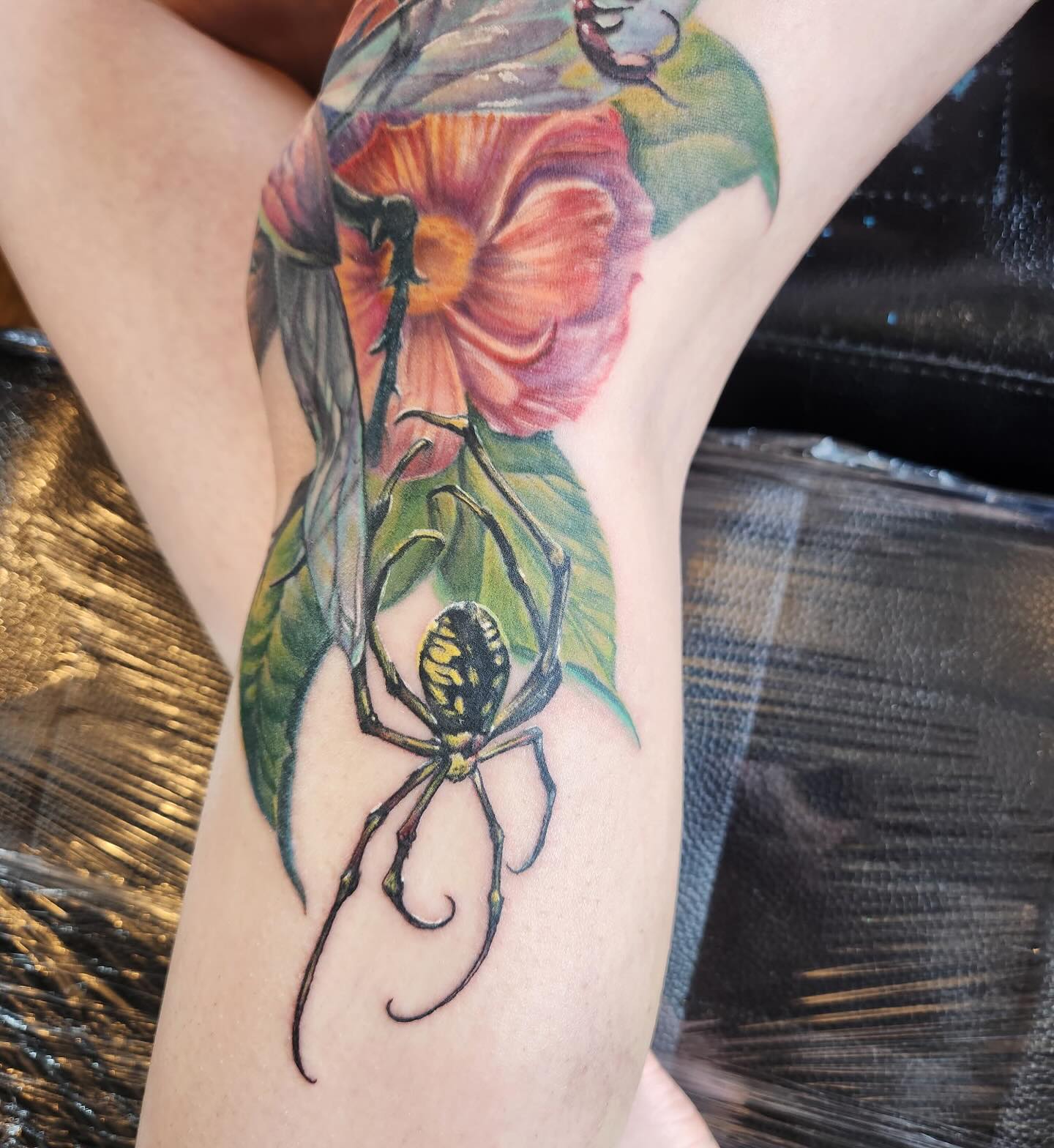 Beautiful knee flower and orb weever spider by Tim Jim! #cantontattoos #inkeeperstattoo #theinkeeperstattooparlor #inkeepers #timjimtattoos #timeakin #ohiotattoers #ohiotattoos #spidertattoos #realismtattoos #tattoosofinstagram @tim_jim_tattoos @tim_jim_illustration @theinkeeperstattooparlor
Artist: @tim_jim_tattoos