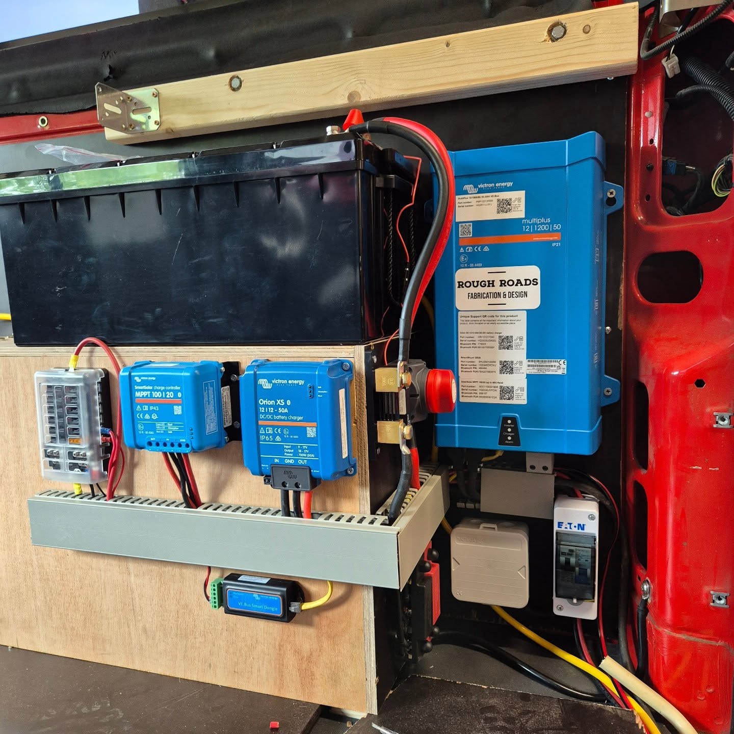 Weer een mooie victron set ingebouwd met een Renogy accu van maarliefst 200ah. We hebben de bestaande walstroomaansluiting kunnen gebruiken van toen de bus nog een brandweerbus was, een Victron MultiPlus 12/1200, een Victron Orion XS 50 en een Smart solar mppt geïnstalleerd.
De Victron MultiPlus combineert een omvormer en laadregelaar in één apparaat, waardoor de klant verzekerd is van ononderbroken stroom en efficiënt opladen, of ze nou op de camping staan of midden in het bos
De Victron Orion XS 50 is onmisbaar bij lithium huishoudaccu's! dit apparaat zorgt voor stabiele laadstroom, waardoor de accu langer meegaat en de dynamo niet overbelast word.
Wil jij jouw camper ook upgraden met de beste energie-oplossingen? Neem contact met ons op om om ook jouw camper klaar te maken voor het avontuur.
#CamperUpgrade #StroomInJeCamper #Victron #MultiPlus #OrionXS #Walstroom #Camperlife #VrijheidOpWielen #Reisvoorbereiding #EnergieOpReis