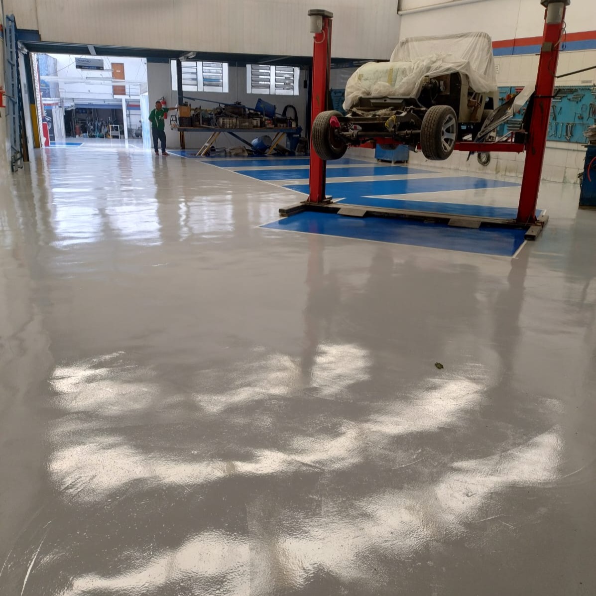 Transformação em oficina mecânica – Piso Epóxi Multilayer em ação!
Hoje concluímos a aplicação de piso epóxi industrial com 362 m² em oficina mecânica na Vila Pires, Santo André. Iniciamos com a correção total do substrato (eliminação de buracos e manchas de óleo), etapa fundamental para garantir aderência e durabilidade.
Em seguida, realizamos a selagem com resina epóxi + agregado mineral, primer aspergido e primer pigmentado, concluindo com acabamento cinza médio e demarcações aplicada com rolo.
O sistema Piso Epóxi Multilayer foi escolhido por sua alta resistência mecânica (passagem de carros, uso de macaco hidráulico e ferramentas pesadas) e impermeabilização efetiva, protegendo contra óleo e fluidos.
✅ Tempo de obra: 17 dias
🚗 Ideal para ambientes com tráfego intenso e cargas fixas
#pisoepoxi #epoximultilayer #revestimentomonolítico #oficinamecanica #pisomecanico #SantoAndré #vilaPires #pisoinstalado #resinaepoxi #ABCepoxi