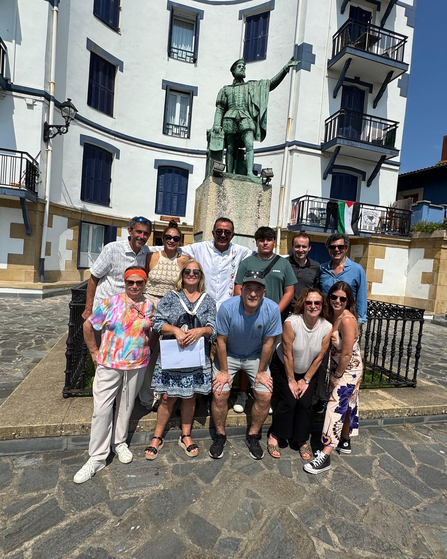 El grupo del Curso de Verano de Cocina y Repostería puso el broche a su experiencia formativa en un entorno inmejorable: el restaurante @txokogetaria, donde recibieron algunas nociones sobre parrilla y disfrutaron después de una estupenda comida entre risas.
Un día precioso que resume a la perfección el espíritu de este curso: aprender, disfrutar y compartir.
Eskerrik asko a todas las personas que habéis formado parte de esta edición. Ha sido un verdadero placer teneros en nuestras cocinas.
¡Nos vemos entre fogones! ?️?
—
Sukaldaritza eta Gozogintzako Udako Ikastaroko taldeak amaiera eman zion bere prestakuntza-esperientziari ingurune ezin hobean: Getariako Txoko jatetxean, non parrillari buruzko zenbait nozio jaso zituzten eta otordu bikain bat gozatzeko aukera izan zuten.
Egun zoragarria izan zen! Eskerrik asko edizio honetan parte hartu duzuen guztioi.
Plazer handia izan da zuek gure sukaldeetan izatea! ?️?
_
#cursodeverano #cursodecocina #aialaescuela #karlosarguiñano