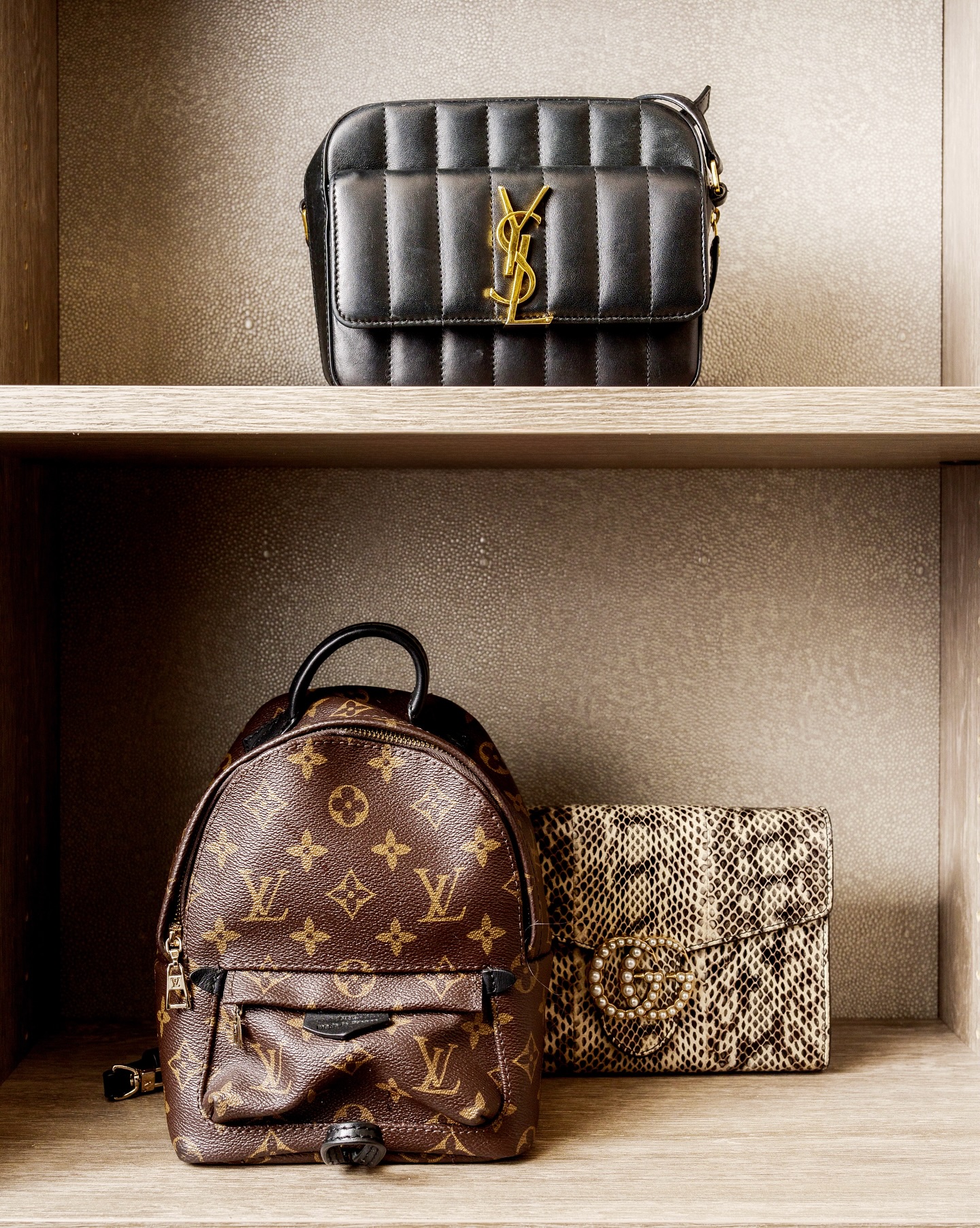 Leather backing in a closet brings depth, richness, and a designer level textured finish that makes the entire space feel curated not just stored✨
Would you go all in with full leather backing, or use it as an accent in key areas?
#ClosetDesign #LuxuryCloset #LeatherDetail #CustomStorage #ClosetInspo #DesignElevated