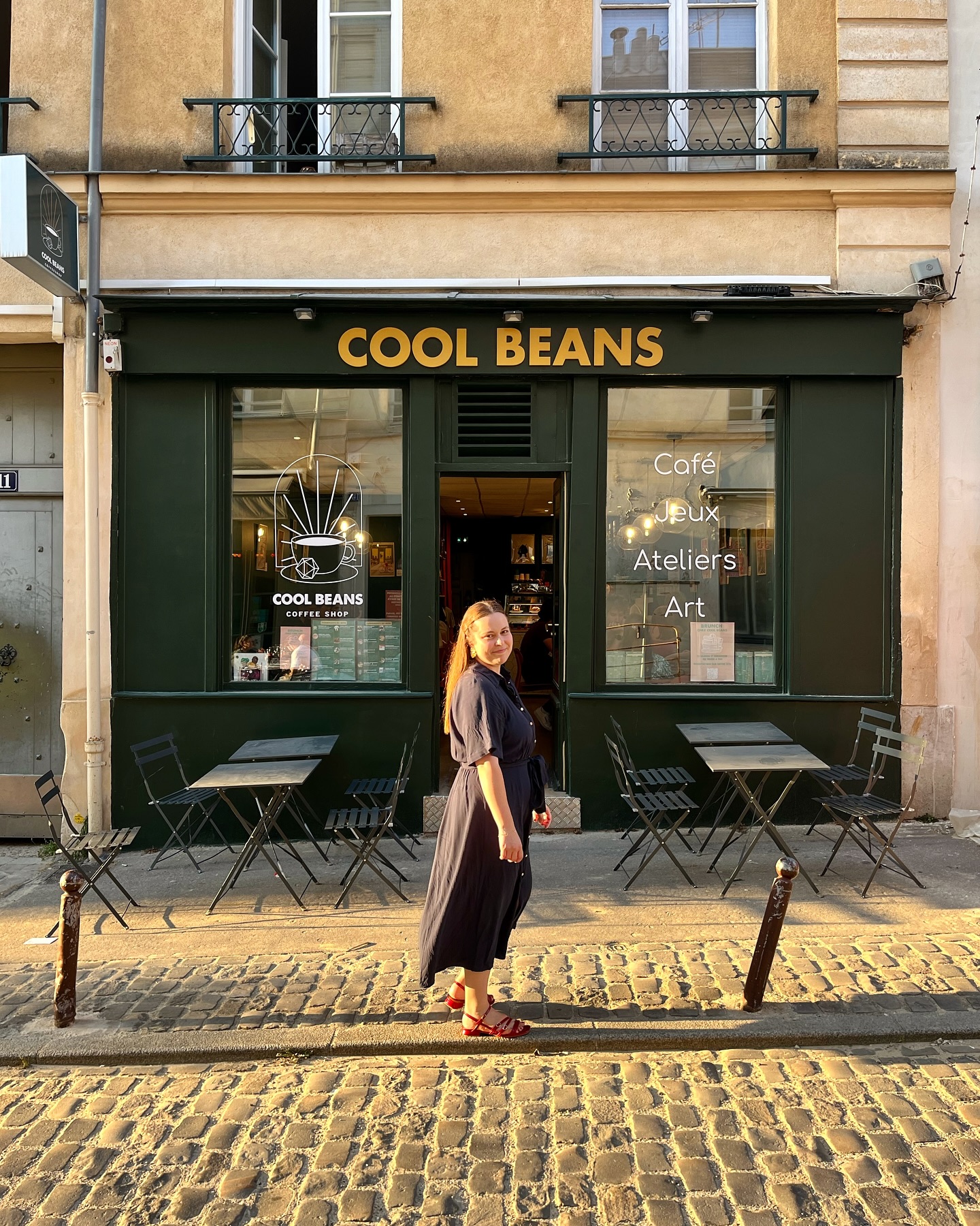 🥰 Mes illustrations sont exposées pour la première fois et ça se passe chez @coolbeans.versailles dans ma ville chérie !
🙏 Merci à Manon et Patrick pour cette opportunité incroyable et pour avoir créé ce lieu si cosy qui manquait à Versailles. Merci à mes ami.es venus au vernissage (et à ceux qui ne pouvaient pas venir aussi) pour leurs mots d’encouragements et leur présence au quotidien dans ma vie !
❤️ Merci à Monsieur Palatin pour son aide chaque jour y compris quand je lui demande de faire la Course des princesses le même jour que l’accrochage de l’expo 😂 #oups #warrior et à ma sister @thebeaslas pour son aide et ses conseils attentifs et toujours si justes !
📸 Monsieur Palatin et mon amie / super collègue Lise