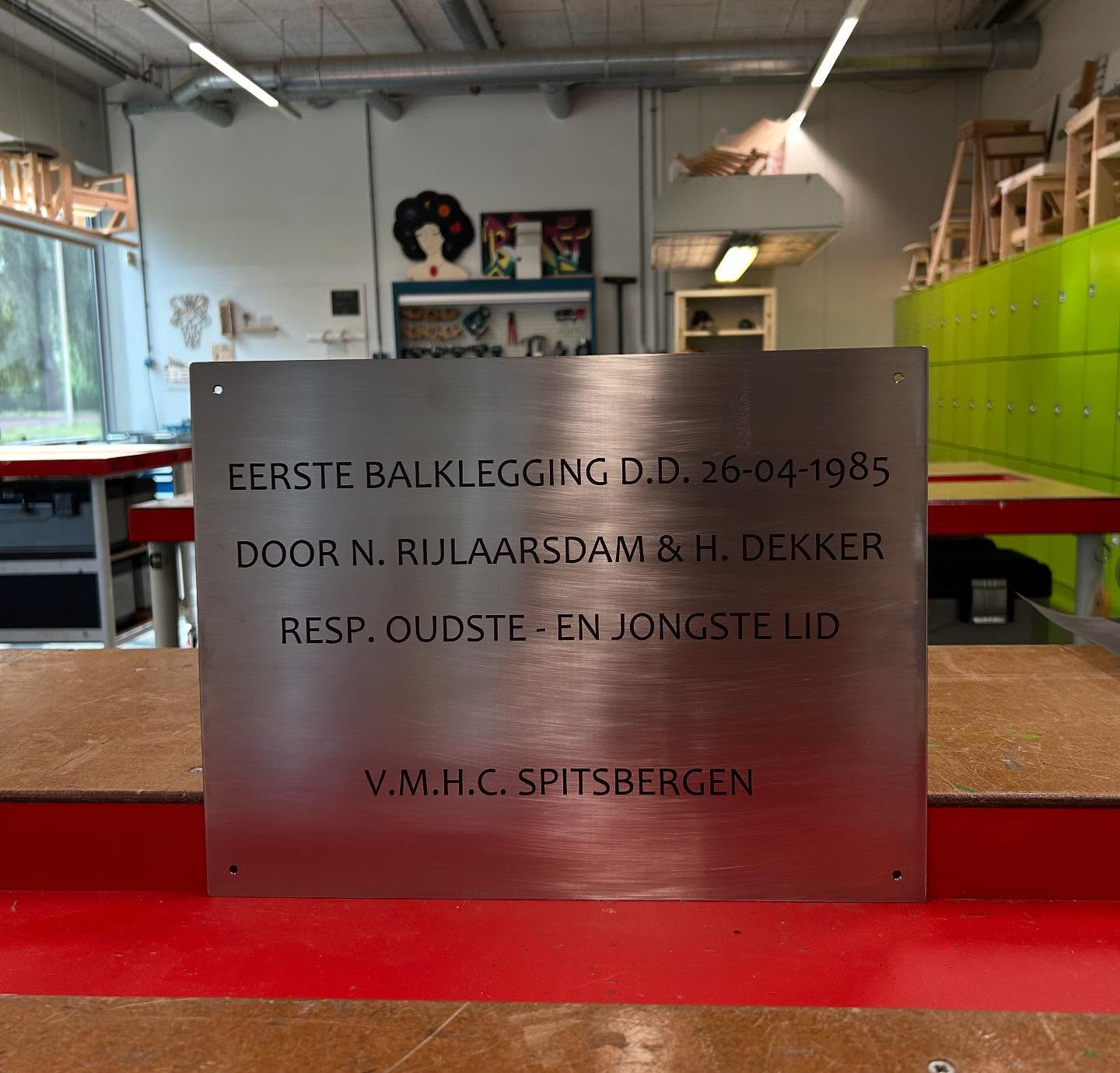 Bij het opknappen van clubhuis was het bordje bij de ingang kapot gegaan. Dankzij BWI en PIE van het Perron komt er weer een mooie nieuwe te hangen.