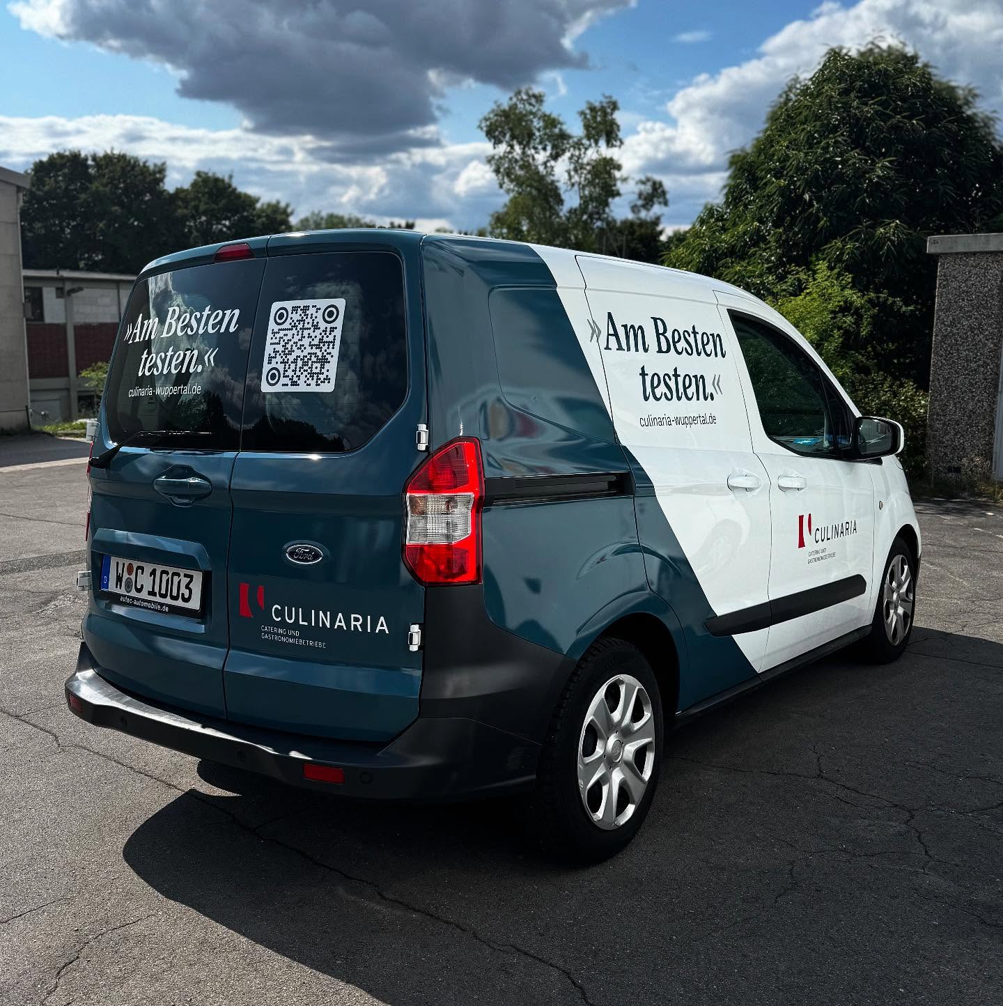 Für @culinaria.catering.wuppertal durften wir diesen schicken Ford Transit Courier in ein rollendes Aushängeschild verwandeln. 🍽️🚚 Ob Catering, Event oder Gourmet – jetzt wird die Botschaft auf jeder Fahrt mittransportiert!
#fahrzeugbeschriftung #folierung #wuppertal #culinariawuppertal #autowerbung #werbetechnik #icdprinting #branding #transitcourier #regionalgenießen #mobilwerben #catering #cateringservice #businesscatering #genussmomente #cateringliebe🍒