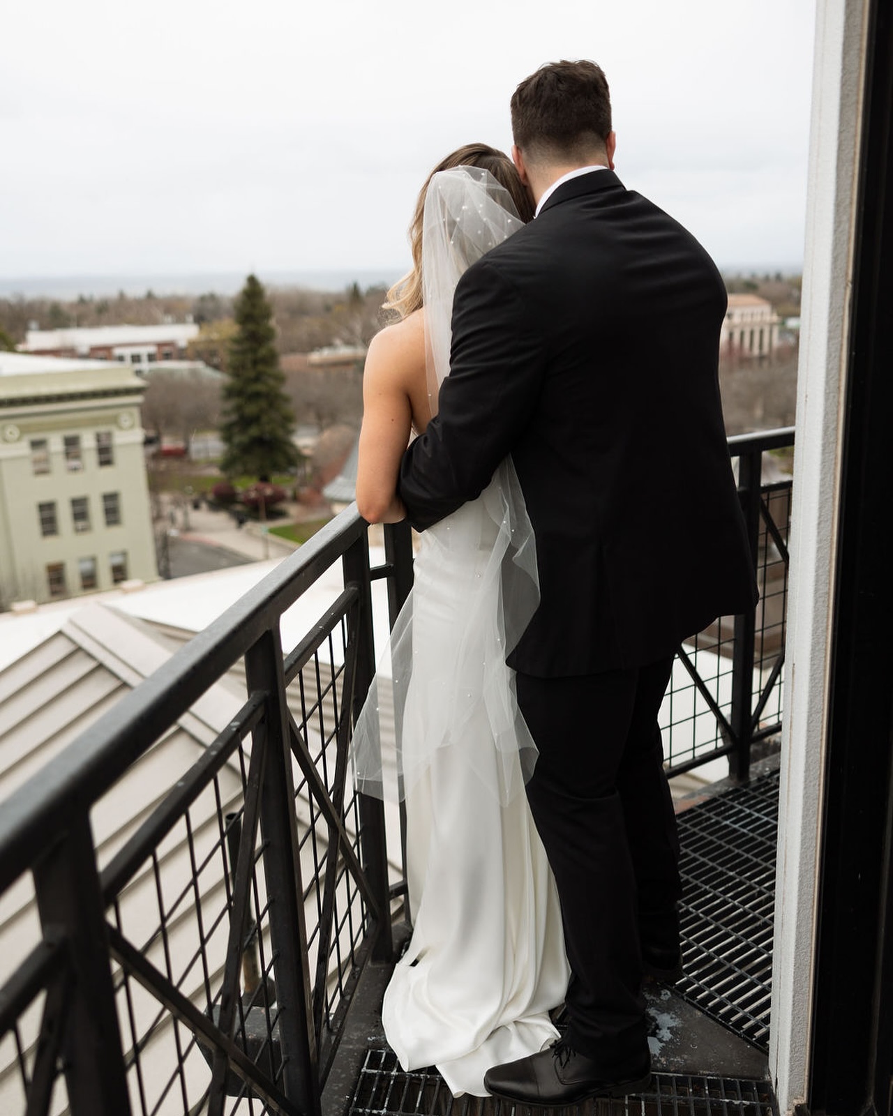 ✨ Looking for the perfect place to spend your wedding night? Ask about the owner’s stunning penthouse at the top of the Hotel Diamond. With breathtaking views and exquisite amenities, it’s the ideal romantic getaway. ??️
@kyleehicksphotography
#WeddingNight #LuxuryStay #HotelDiamond #penthouse #chicopenthouse #downtownchico #hotelsinchico