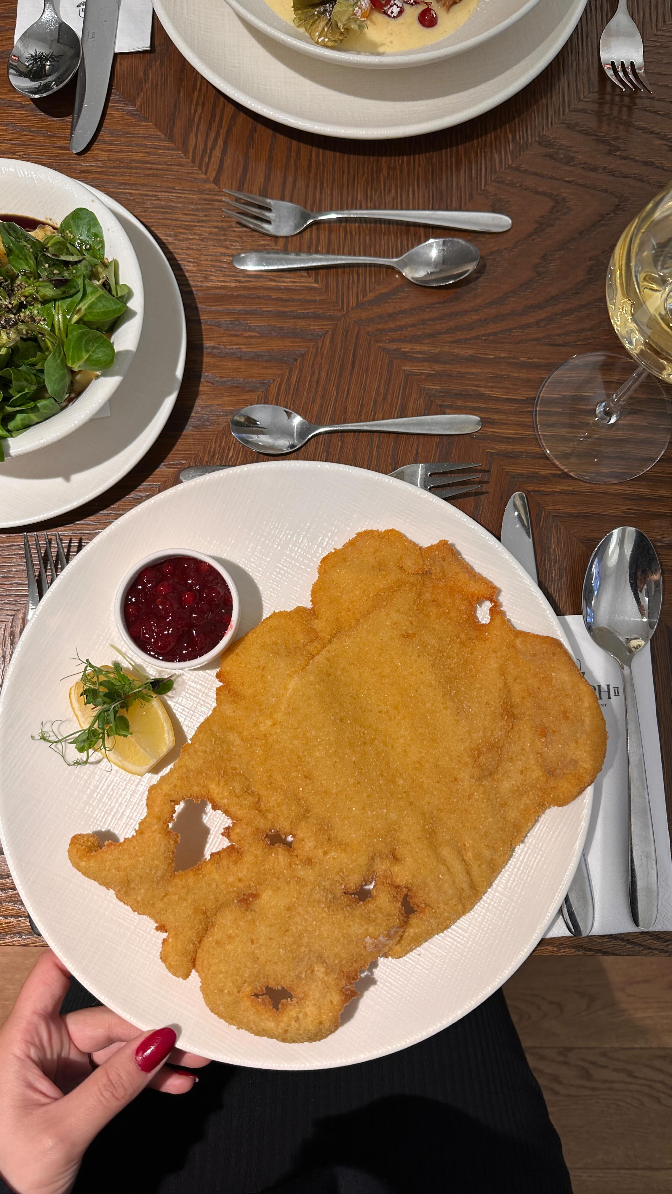 Wir wünschen einen schönen Sonntag. 💛 Inmitten des Gastro-Chaos: Tisch 7. Unsere Rettung. 😄🥂
#SchlossSchönbrunn #Vienna #VisitVienna #VisitSchlossSchönbrunn #Joseph2 #Restaurant #Weihnachten #RestaurantWien #FoodGuideVienna #Vienna #FoodVienna #Wien #Gastro #GastroVideos #funny #FunnyVideo