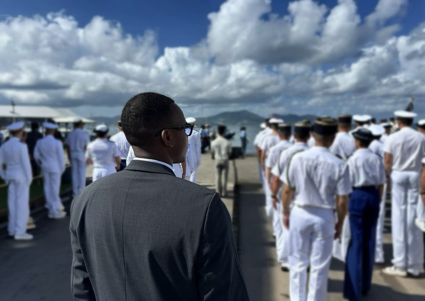Ce 14 juillet, j’ai eu le plaisir d’assister une nouvelle fois à la cérémonie militaire organisée sur l’allée de la Dissidence, dans la ville de Fort-de-France, en Martinique.
Au-delà du protocole et de la solennité du moment, c’est toujours une émotion particulière de voir réunis ceux qui incarnent le #courage et le #service de la #Nation.
J’ai une pensée reconnaissante pour eux !
Comme en 1790 lors de la Fête de la Fédération, le 14 juillet est un appel à croire dans l’idéal d’#unité nationale, à défendre les valeurs de #liberté et de #justice, à faire vivre l’héritage #révolutionnaire.
Alors festoyez, soyez fiers, et engagez-vous, chacun à votre manière, à faire rayonner ce qui nous lie.
Je vous souhaite une bonne fête nationale ! 🇫🇷