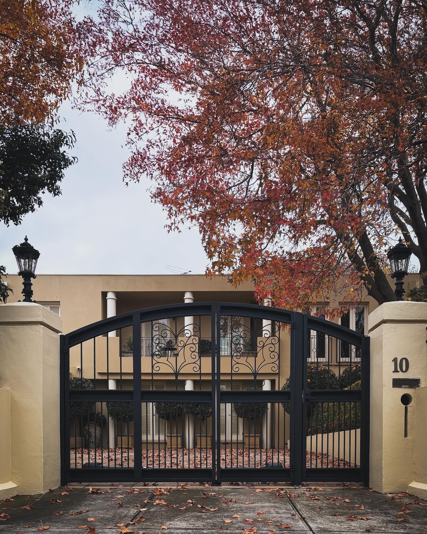 A bespoke solution with standout geometry ?
This odd-leaf, open-out double gate set includes an integrated pedestrian gate for everyday convenience without compromising the overall symmetry. The curved gate tops and decorative scrollwork add contrast to the home’s clean, linear façade—bringing softness, function, and presence to the entry.
#WroughtIron #Gates #Boutique #Handmade #AustralianMade #Forged #Blacksmith #MetalFabrication #Fabrication #Melbourne #Landscape #Hardscape #LandscapeGardening #LandscapeDesign #MelbourneHomes