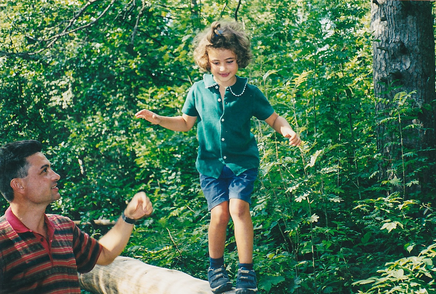 A volte questi due anni sembrano essere pesati come dieci. A volte, come oggi, nemmeno mi sembrano concreti. E di cose ne sono successe. Sicuramente highlight di quest’anno il fatto che abbia ripreso a giocare a golf. Sport che abbiamo iniziato tutti insieme e che ci ha permesso di passare dei momenti bellissimi, ma che soprattutto ti rendeva fiero quando da bambina, incazzata nera, tiravo delle mine e tutti si chiedevano come facessi.
Tra quei 27 anni che avevo quel 22 luglio e i 29 che ho ora mi sembra ci sia un abisso, un vuoto, un qualcosa di incolmabile che ancora mi fa paura guardare ma su cui sto cercando di costruire un ponte per riuscire a superarlo. La solidità però che avete costruito tu e la mamma per me e Paolo come famiglia sta aiutando molto, so che questa sicurezza si vede anche esternamente ed è ciò che mi ha sostenuta sempre anche nei momenti più difficili.
Sempre eternamente grata per tutto e per ciò che ci hai lasciato.
Ciao papà 🤍🌼