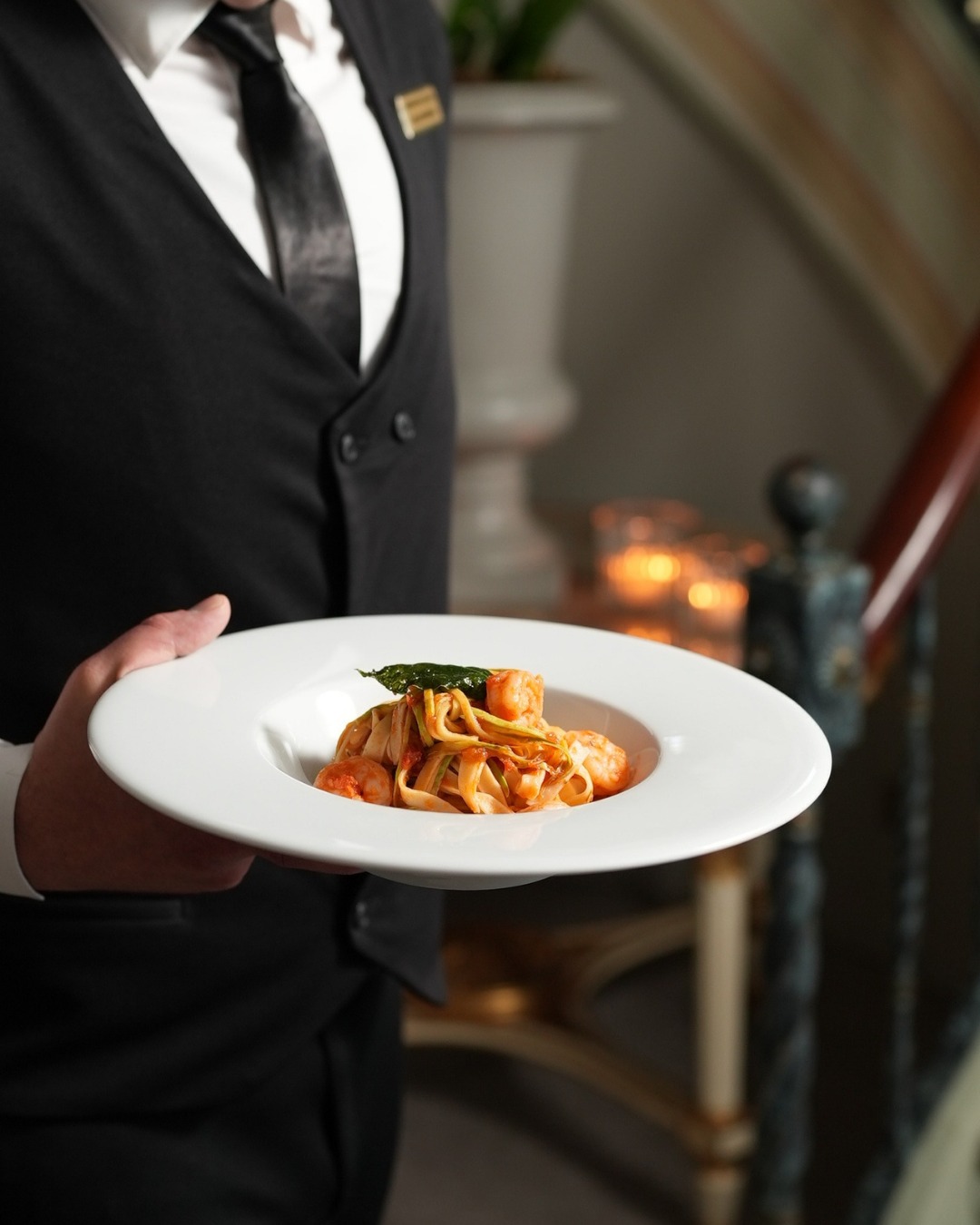 Bosphorus Palace Hotel’de şefimizin özenle hazırladığı her tabak, keyifli bir akşamın başlangıcıdır.
At Bosphorus Palace Hotel, every plate crafted by our chef marks the beginning of an enjoyable evening.
#BosphorusPalaceHotel #BoatHouseRestaurant #gourmetdining #istanbulfood #finecuisine #diningexperience