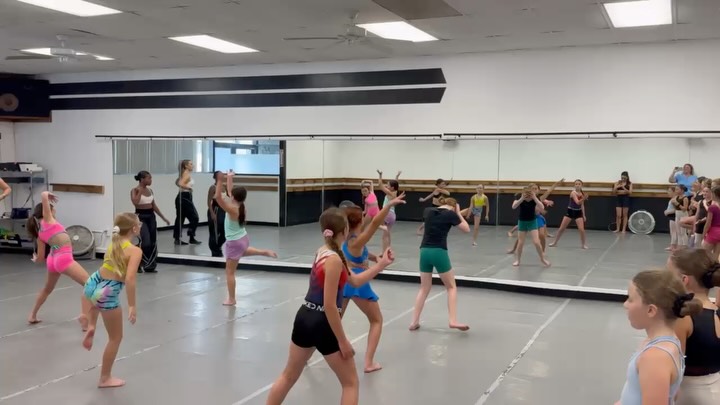 Our younger competition teams also had a fantastic class with @laurenhummelchoreo - we loved seeing their commitment and passion! 😊 *we do not own the rights to this music. used for educational purposes
