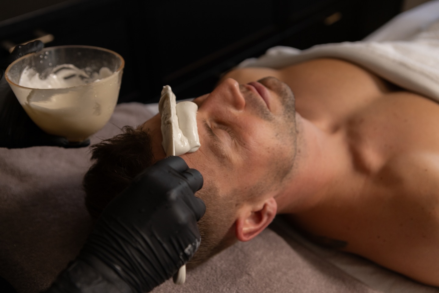 Een gezonde, verzorgde huid is ook voor mannen!
Gun jezelf die frisse uitstraling en boost je zelfvertrouwen met een krachtige, vernieuwende peeling.
Strakke poriën, egale teint en een natuurlijke glow.
Boek nu je afspraak via www.apparance.nl of via de link in bio