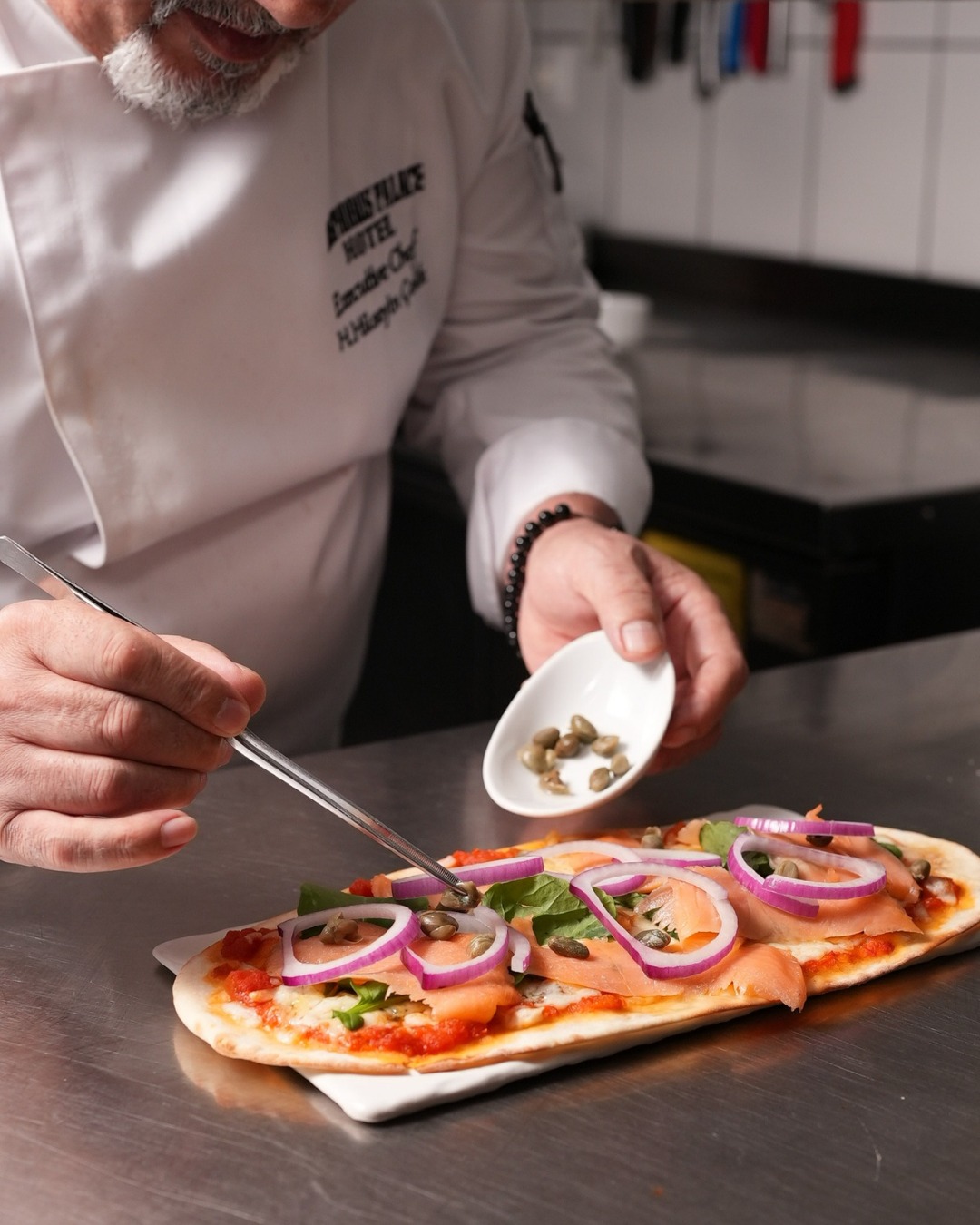 Boathouse Restaurant mutfağında tarifler son dokunuşla hayat bulur; tazelik ve özen her lokmada hissedilir. Bosphorus Palace Hotel’de lezzet, ustalıkla buluşur.
In the kitchen of Boathouse Restaurant a chef’s final flourish brings every dish to life. Fresh thoughtful cooking in every bite is the Bosphorus Palace Hotel signature.
#BosphorusPalaceHotel #BoatHouseRestaurant #istanbuldining #chefstable #tastewithcare #culinarycraft