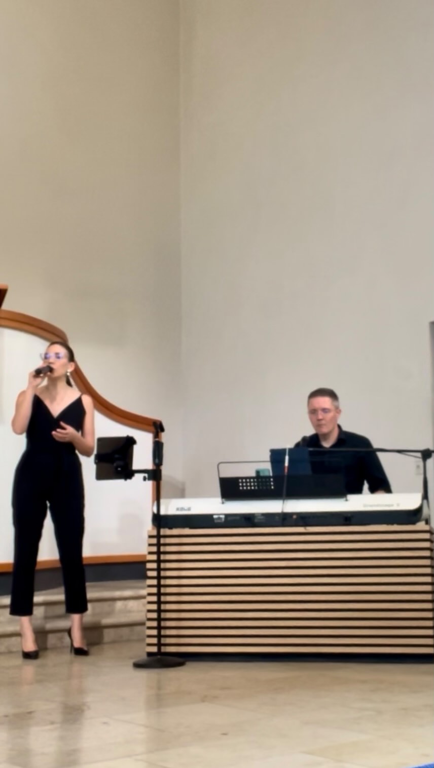 🎥 POV: Du hast dein Kamerastativ vergessen – aber machst trotzdem das Beste draus.
⠀
Diese Aufnahmen sind beim Soundcheck letzten Freitag entstanden – in der wunderschönen Kirche kurz vor der Trauung.
Daniel und ich haben „Everything“ und „Nur mit Dir“ gespielt – zwei Songs, die wunderbar zusammenwirken. „Nur mit Dir“ war ein Wunschlied des Brautpaares, dem wir sehr gerne nachgekommen sind.
⠀
Die Kamera lag einfach auf einer Kirchenbank, das Bild ist schräg – aber der Ton zählt. Vielleicht inspiriert euch das Video bei der Liedauswahl oder gibt euch einfach einen kleinen Eindruck von uns.
⠀
Nicht alles ist immer perfekt – aber echt. Und das reicht manchmal vollkommen. 💜
⠀
#trauung #hochzeitsmusik #livegesang #duohochzeit #soundcheck #reallifeoninstagram #kirchlichetrauung #everything #nurmitdir #rebeccasammet #djdivine #weddingmusic