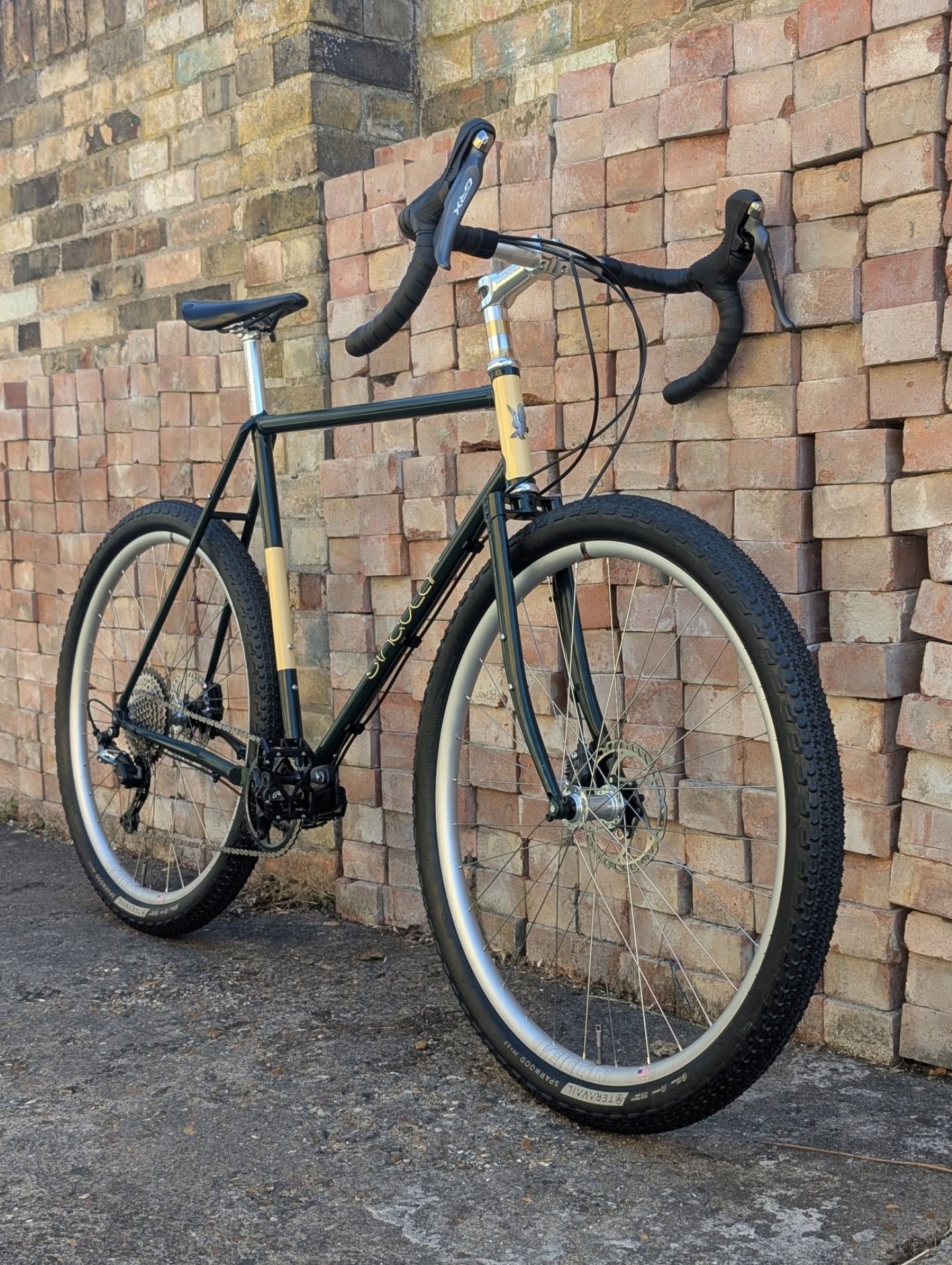 Lovely @singularcycles build we built for @willkentish
Hand built wheels - @hopetech with @velocityusa Blunt SS Rims.
@nitto_handlebar_works M137 Gravel Bar (my favourite!) with @bikethomson Stem and Post.
@simworksusa Top Cap.
@mkspedal Pedals.
@teravail Rubber.
@trnkcomponent Spacers.
@brooksengland Tape and Saddle.
Such a cool machine! Perfect for Bike-Packing, Off-Road Rando and Touring and if you fancy it - Chucking it down some hills!
#singularcycles #gravelcycling #gravelbikes #touringbike #offroadrando #bikepackinguk #bikepacking