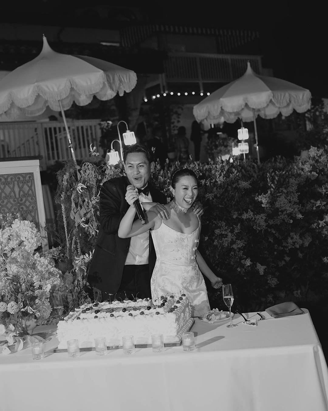 This post should have been up last night but we had too much fun at our engagement session and it went on late.
So here we are, with this morning post of cutting of the cake with and a very upbeat song while you’re getting ready for that morning commute to work 😆
Planning & design: @lifetimecreation
Florist: @wild_and_behold_florals
Venue: @jeuneperche
Dress: @lelarosebridal @nwlabridal
Caterer: @fundamentalevents
Videographer: @tripp.films @declancadmanfilms
Dj: @judelabeast
Lighting: @elon_events
Stylist: @kellyzhangstudio
Signage: @highercreations_
Linen: @bbjlatavola
#socalweddingphotographer #newportbeachweddingphotographer #lagunabeachweddingphotographer #sandiegoweddingphotographer #pelicanhillwedding #montagelagunabeach
#santaynezweddingphotographer