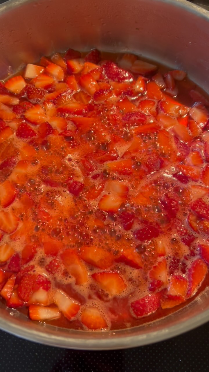 The shiny bubbles look like a million starry eyes blinking at you! 🤩🤩🤩
#bakingwithneekta #glutenfree #dairyfree #strawberry #strawberryfilling🍓 #heaven #yummy #beauty #twinkling